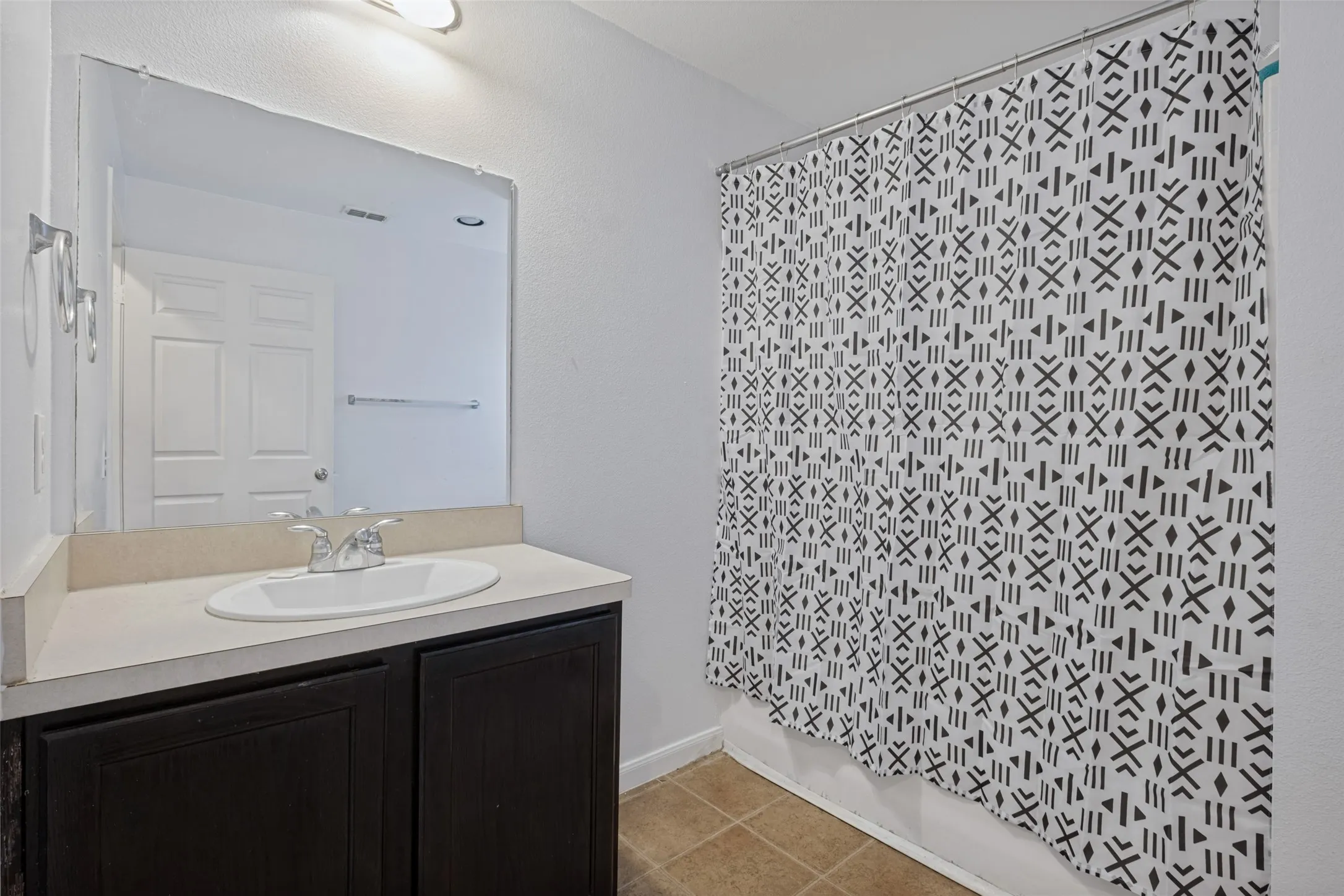 Single Family Residence For Rent in Dallas County , 1720 Pueblo Street, Dallas, Texas 75212, 3 Bedroom, 2 Bathroom, 1 Garage spaces, 1,348 Sqft, built in 2011, mls#21380105, Real Estate Agent in Dallas, Homes For Rent in Dallas county, Homes For Rent in Dallas, Realtor in Dallas Texas, Real Estate Brokerage Independent Realty Texas, Luminita Cordes Realtor