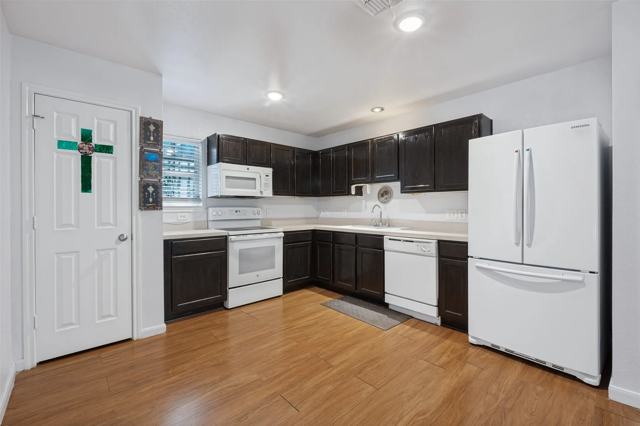 Single Family Residence For Rent in Dallas County , 1720 Pueblo Street, Dallas, Texas 75212, 3 Bedroom, 2 Bathroom, 1 Garage spaces, 1,348 Sqft, built in 2011, mls#21380105, Real Estate Agent in Dallas, Homes For Rent in Dallas county, Homes For Rent in Dallas, Realtor in Dallas Texas, Real Estate Brokerage Independent Realty Texas, Luminita Cordes Realtor