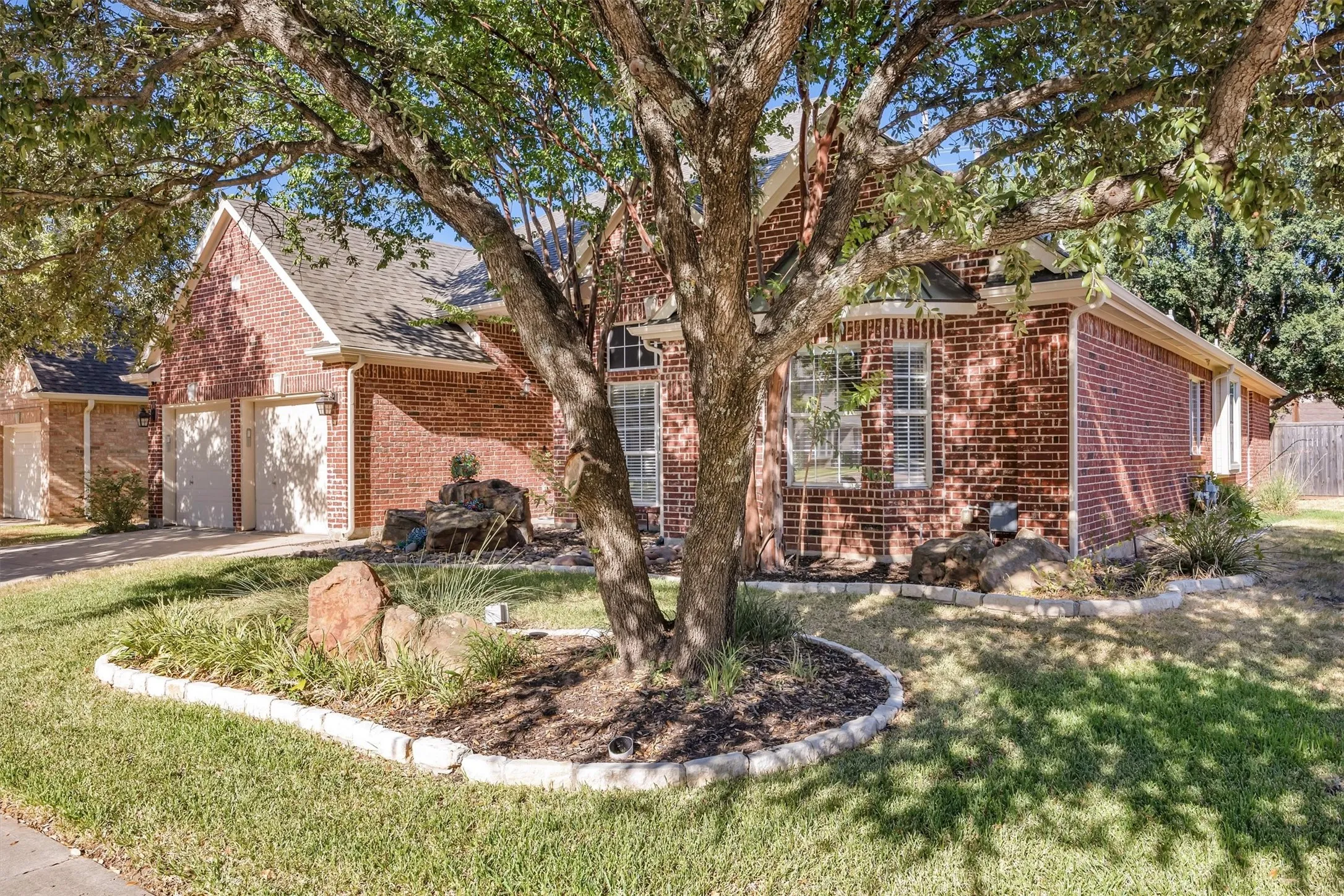 Single Family Residence For Sale in Denton County , 2904 Parkhaven Drive, Flower Mound, Texas 75022, 4 Bedroom, 2 Bathroom, 2 Garage spaces, 2,440 Sqft, built in 1997, mls#21378221, Real Estate Agent in Flower Mound, Homes For Sale in Denton county, Homes For Sale in Flower Mound, Realtor in Flower Mound Texas, Real Estate Brokerage Independent Realty Texas, Luminita Cordes Realtor