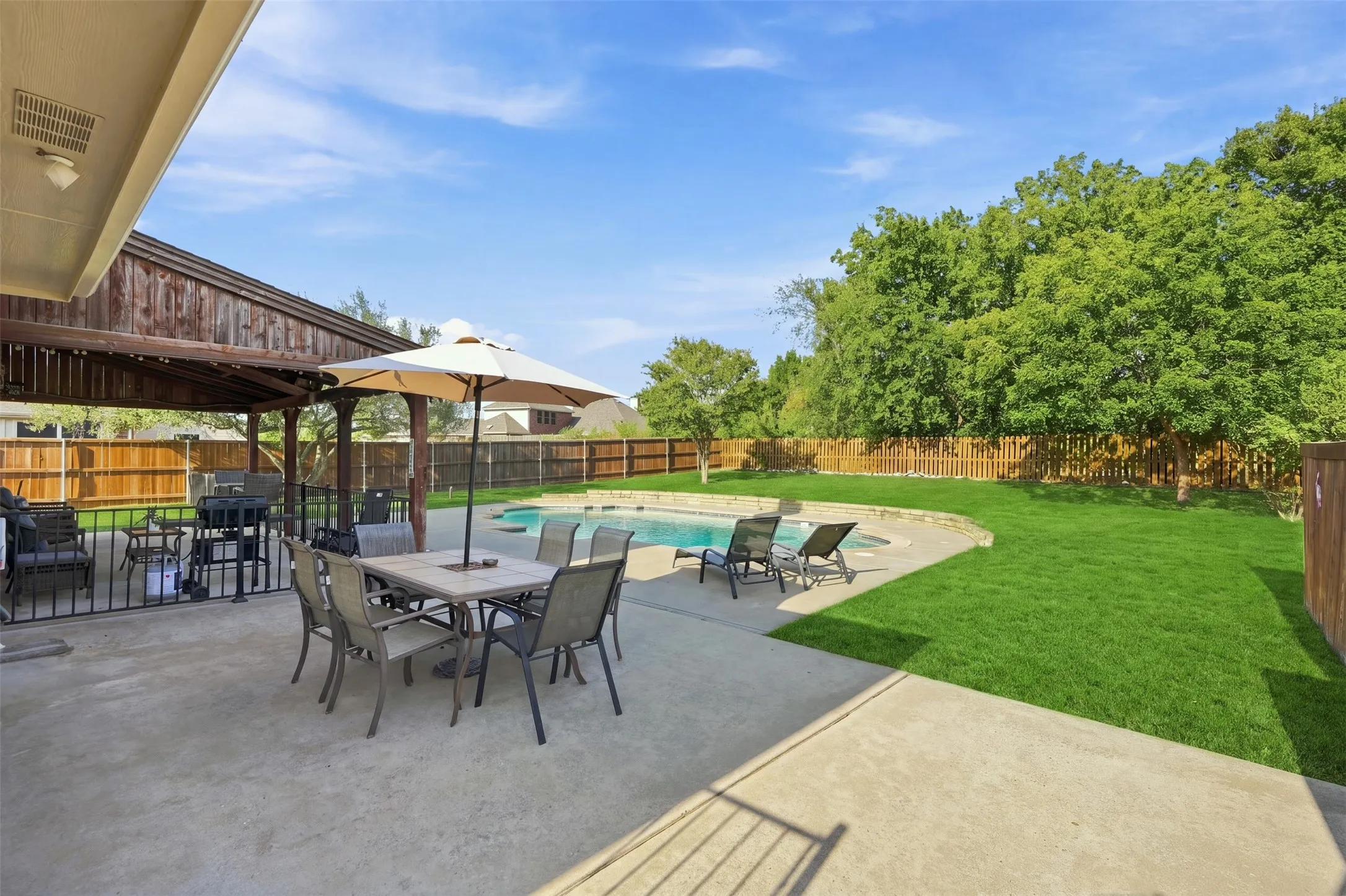 Single Family Residence For Sale in Rockwall County , 2774 Cobblestone Drive, Rockwall, Texas 75087, 3 Bedroom, 3 Bathroom, 2 Garage spaces, 2,448 Sqft, built in 2004, mls#21379383, Real Estate Agent in Rockwall, Homes For Sale in Rockwall county, Homes For Sale in Rockwall, Realtor in Rockwall Texas, Real Estate Brokerage Independent Realty Texas, Luminita Cordes Realtor