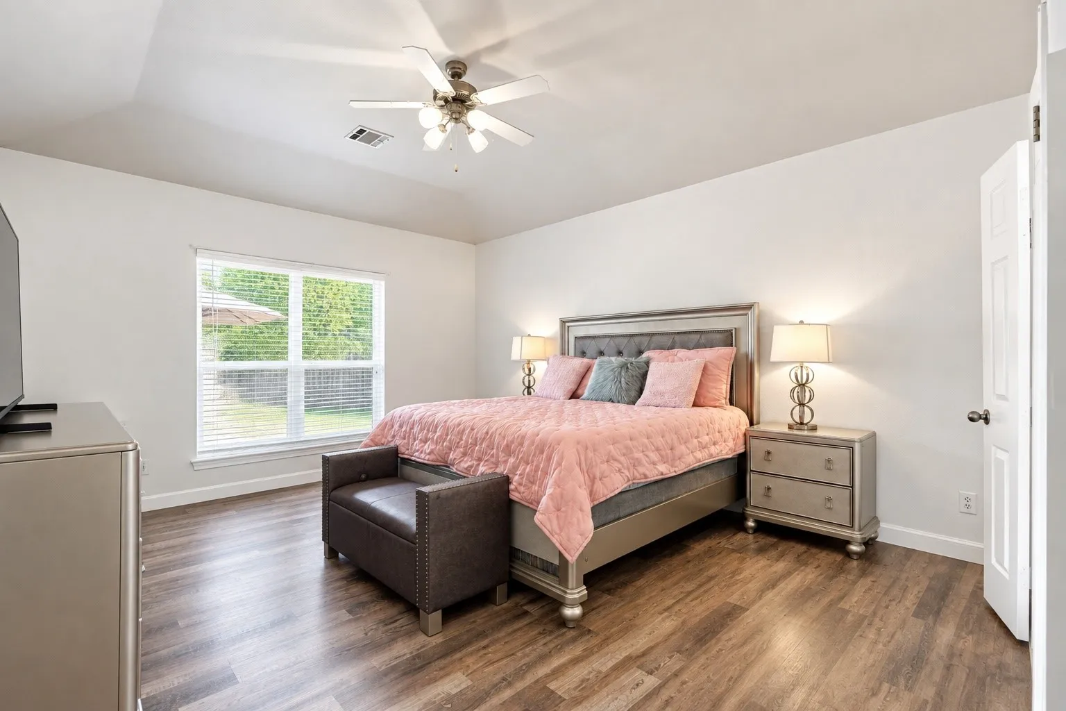 Single Family Residence For Sale in Rockwall County , 2774 Cobblestone Drive, Rockwall, Texas 75087, 3 Bedroom, 3 Bathroom, 2 Garage spaces, 2,448 Sqft, built in 2004, mls#21379383, Real Estate Agent in Rockwall, Homes For Sale in Rockwall county, Homes For Sale in Rockwall, Realtor in Rockwall Texas, Real Estate Brokerage Independent Realty Texas, Luminita Cordes Realtor