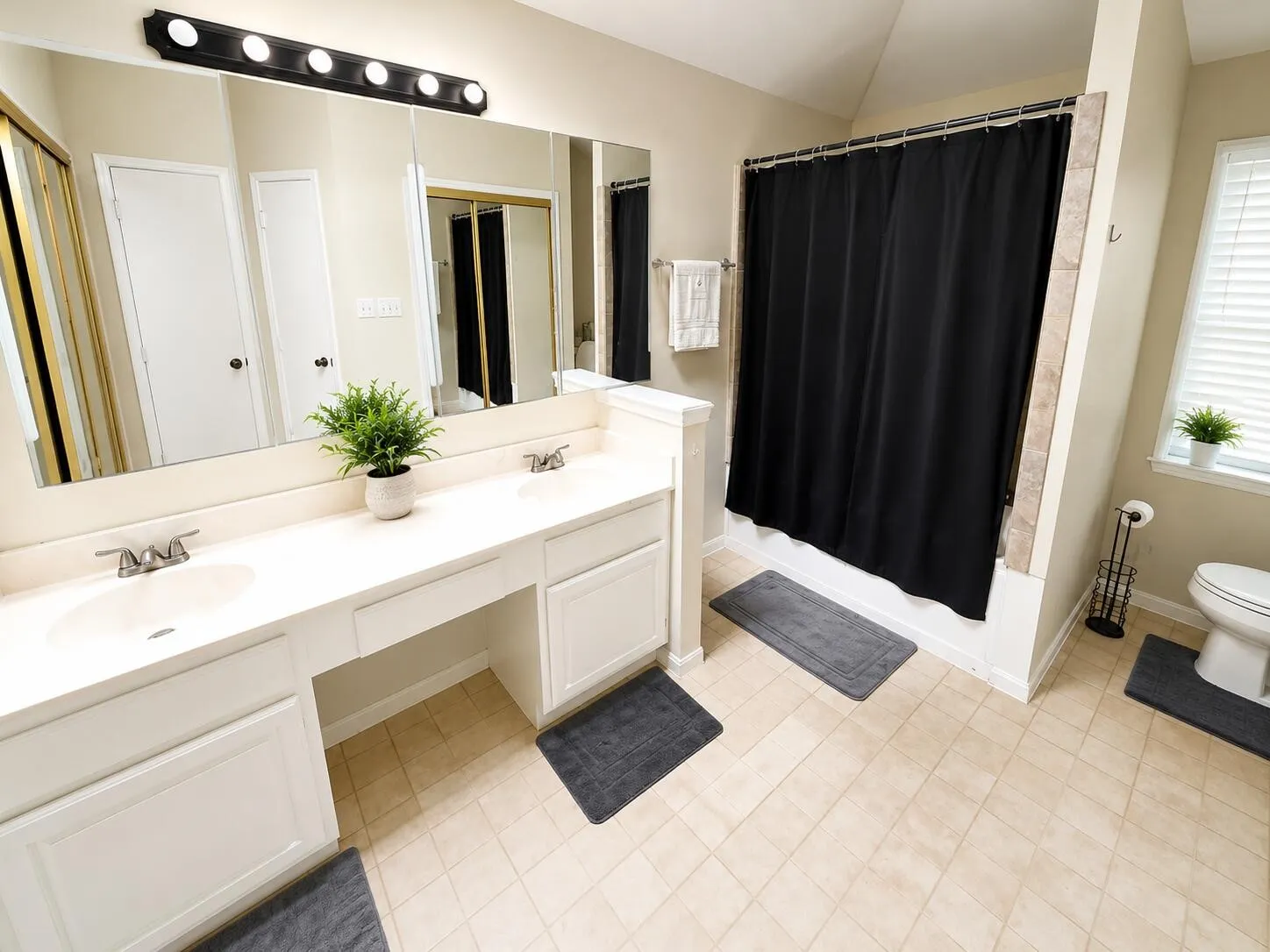 Single Family Residence For Sale in Tarrant County , 5505 Oak Brook Road, Arlington, Texas 76016, 3 Bedroom, 2 Bathroom, 2 Garage spaces, 1,825 Sqft, built in 1984, mls#21380121, Real Estate Agent in Arlington, Homes For Sale in Tarrant county, Homes For Sale in Arlington, Realtor in Arlington Texas, Real Estate Brokerage Independent Realty Texas, Luminita Cordes Realtor