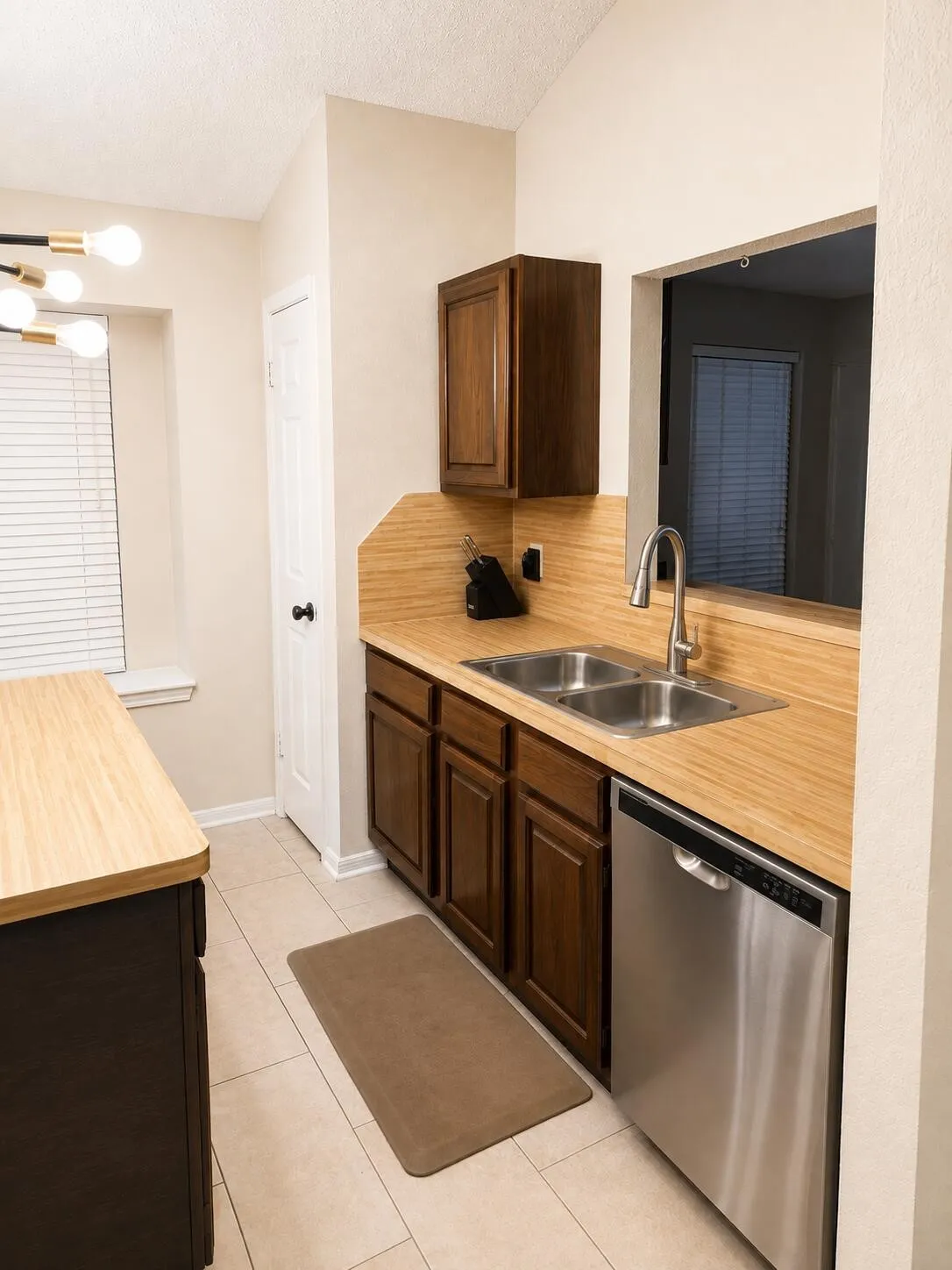 Single Family Residence For Sale in Tarrant County , 5505 Oak Brook Road, Arlington, Texas 76016, 3 Bedroom, 2 Bathroom, 2 Garage spaces, 1,825 Sqft, built in 1984, mls#21380121, Real Estate Agent in Arlington, Homes For Sale in Tarrant county, Homes For Sale in Arlington, Realtor in Arlington Texas, Real Estate Brokerage Independent Realty Texas, Luminita Cordes Realtor