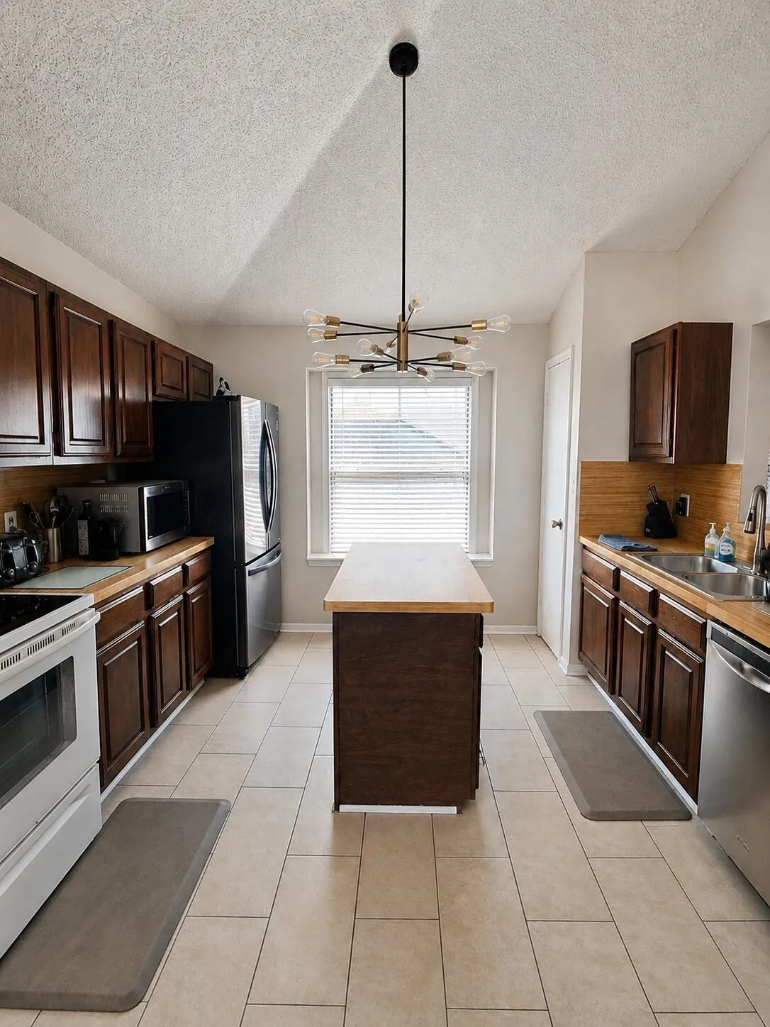Single Family Residence For Sale in Tarrant County , 5505 Oak Brook Road, Arlington, Texas 76016, 3 Bedroom, 2 Bathroom, 2 Garage spaces, 1,825 Sqft, built in 1984, mls#21380121, Real Estate Agent in Arlington, Homes For Sale in Tarrant county, Homes For Sale in Arlington, Realtor in Arlington Texas, Real Estate Brokerage Independent Realty Texas, Luminita Cordes Realtor