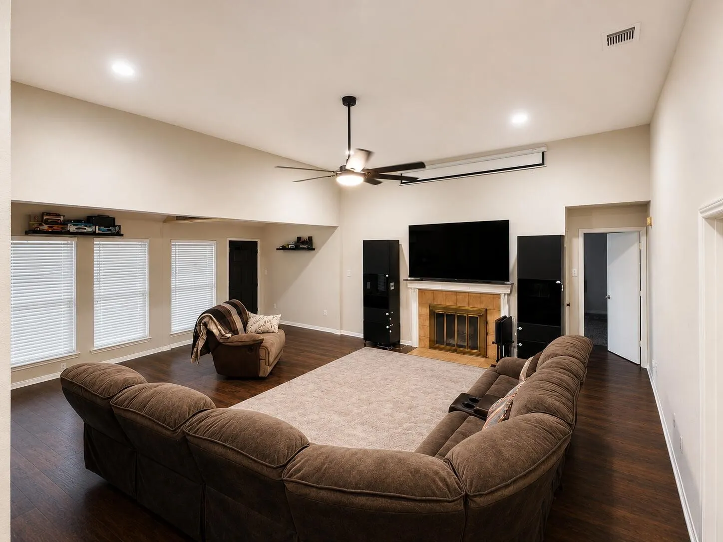 Single Family Residence For Sale in Tarrant County , 5505 Oak Brook Road, Arlington, Texas 76016, 3 Bedroom, 2 Bathroom, 2 Garage spaces, 1,825 Sqft, built in 1984, mls#21380121, Real Estate Agent in Arlington, Homes For Sale in Tarrant county, Homes For Sale in Arlington, Realtor in Arlington Texas, Real Estate Brokerage Independent Realty Texas, Luminita Cordes Realtor
