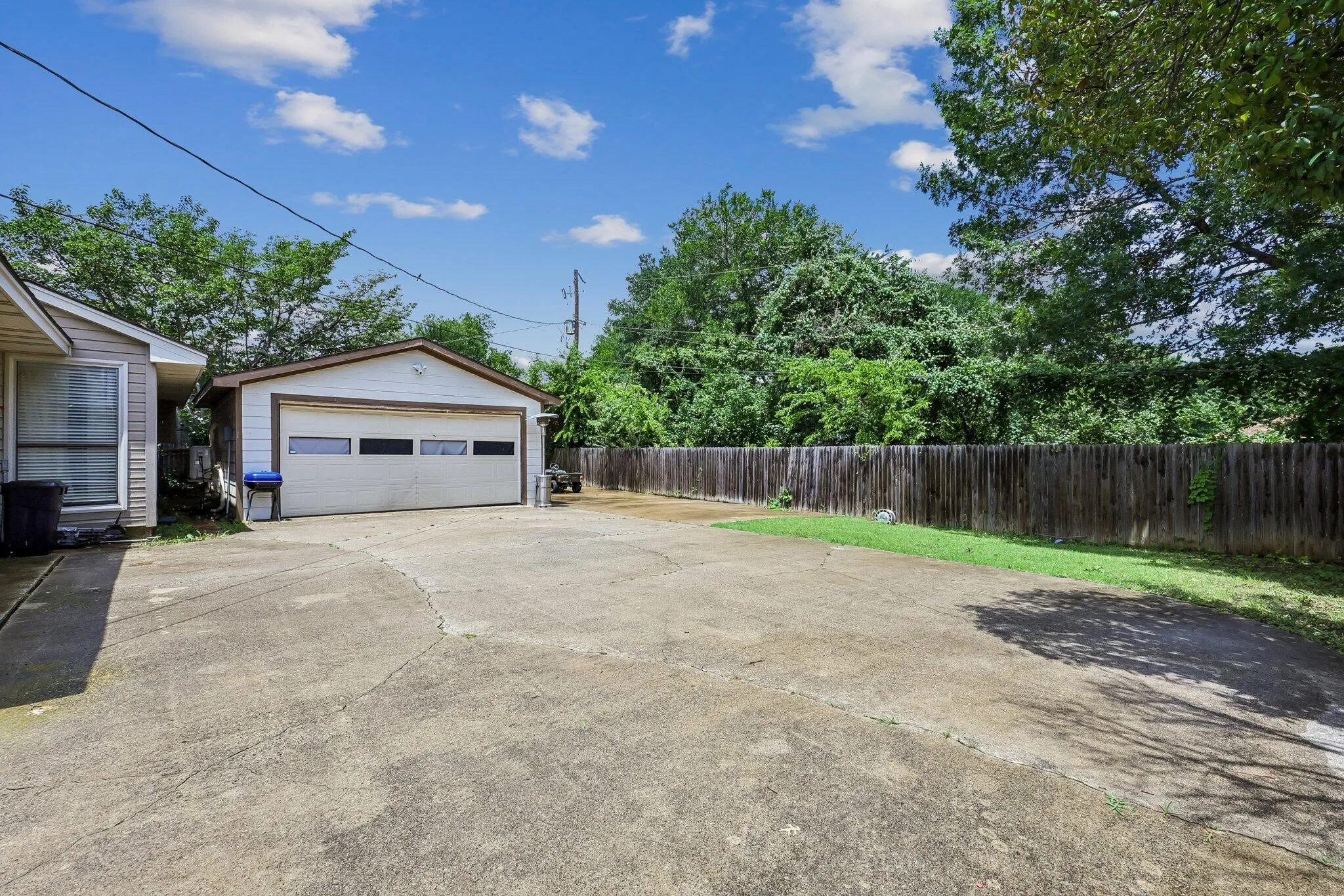 Single Family Residence For Sale in Tarrant County , 5505 Oak Brook Road, Arlington, Texas 76016, 3 Bedroom, 2 Bathroom, 2 Garage spaces, 1,825 Sqft, built in 1984, mls#21380121, Real Estate Agent in Arlington, Homes For Sale in Tarrant county, Homes For Sale in Arlington, Realtor in Arlington Texas, Real Estate Brokerage Independent Realty Texas, Luminita Cordes Realtor