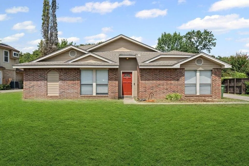 Single Family Residence For Sale in Tarrant County , 5505 Oak Brook Road, Arlington, Texas 76016, 3 Bedroom, 2 Bathroom, 2 Garage spaces, 1,825 Sqft, built in 1984, mls#21380121, Real Estate Agent in Arlington, Homes For Sale in Tarrant county, Homes For Sale in Arlington, Realtor in Arlington Texas, Real Estate Brokerage Independent Realty Texas, Luminita Cordes Realtor