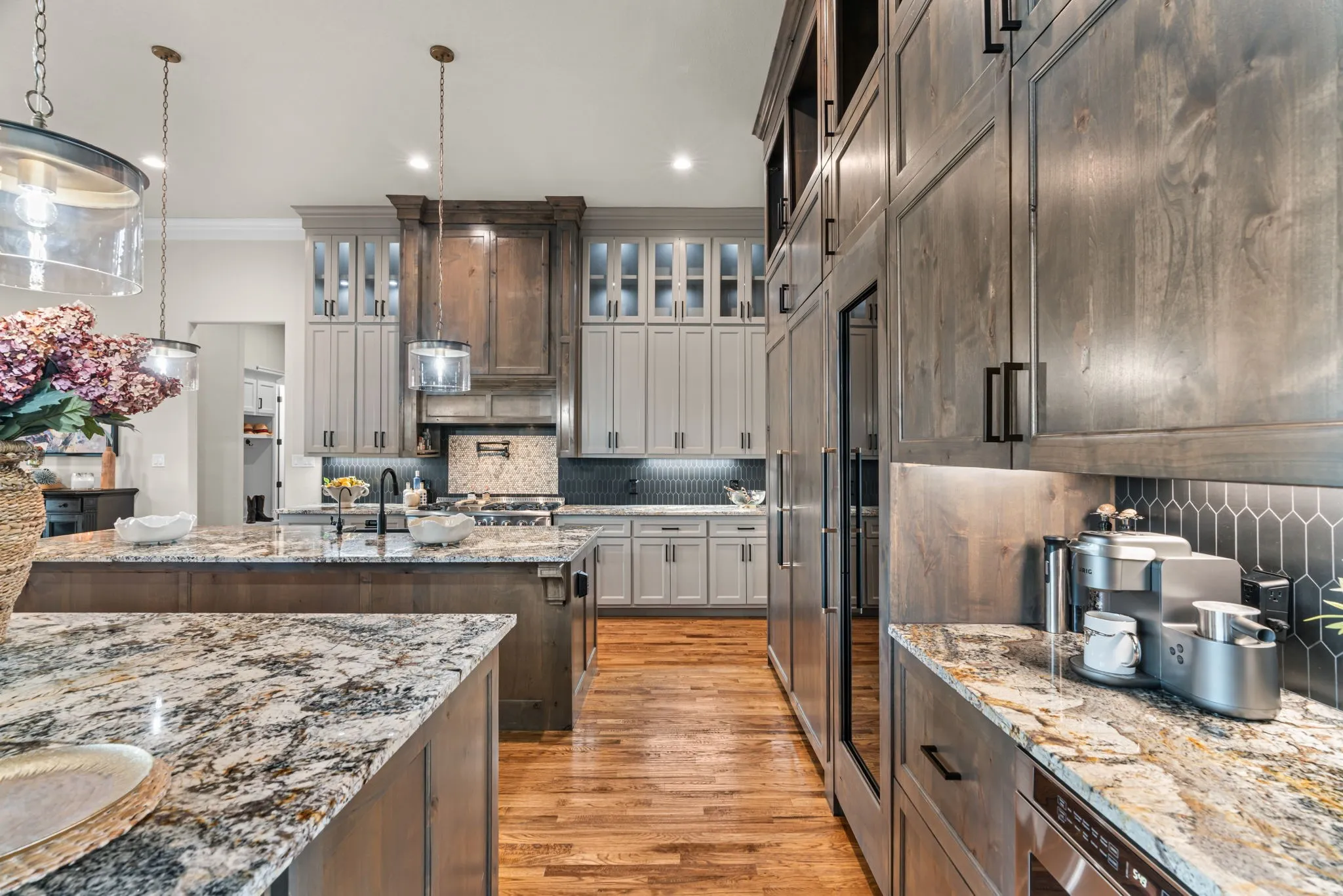 Single Family Residence For Sale in Parker County , 210 Wren View, Weatherford, Texas 76087, 4 Bedroom, 4 Bathroom, 3 Garage spaces, 4,329 Sqft, built in 2022, mls#21375894, Real Estate Agent in Weatherford, Homes For Sale in Parker county, Homes For Sale in Weatherford, Realtor in Weatherford Texas, Real Estate Brokerage Independent Realty Texas, Luminita Cordes Realtor