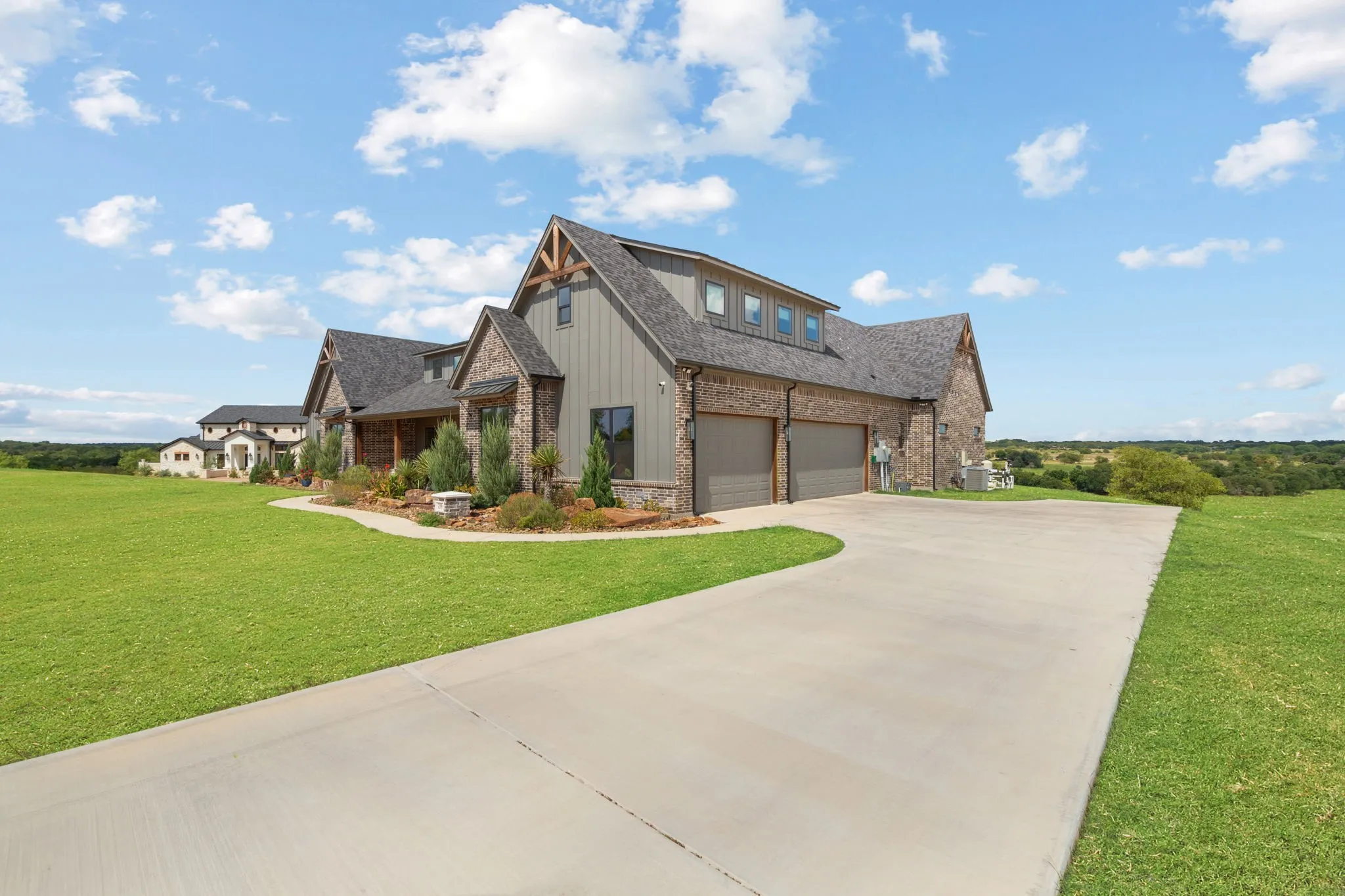 Single Family Residence For Sale in Parker County , 210 Wren View, Weatherford, Texas 76087, 4 Bedroom, 4 Bathroom, 3 Garage spaces, 4,329 Sqft, built in 2022, mls#21375894, Real Estate Agent in Weatherford, Homes For Sale in Parker county, Homes For Sale in Weatherford, Realtor in Weatherford Texas, Real Estate Brokerage Independent Realty Texas, Luminita Cordes Realtor