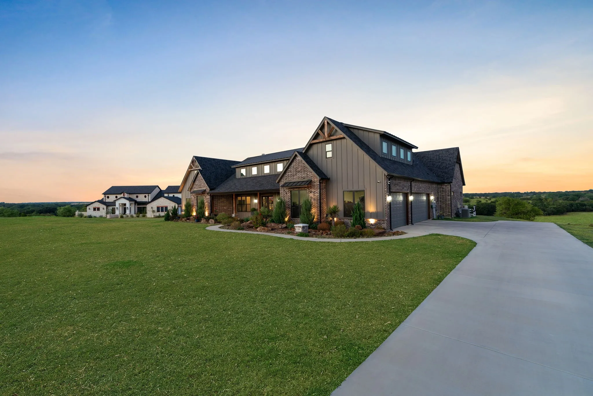 Single Family Residence For Sale in Parker County , 210 Wren View, Weatherford, Texas 76087, 4 Bedroom, 4 Bathroom, 3 Garage spaces, 4,329 Sqft, built in 2022, mls#21375894, Real Estate Agent in Weatherford, Homes For Sale in Parker county, Homes For Sale in Weatherford, Realtor in Weatherford Texas, Real Estate Brokerage Independent Realty Texas, Luminita Cordes Realtor