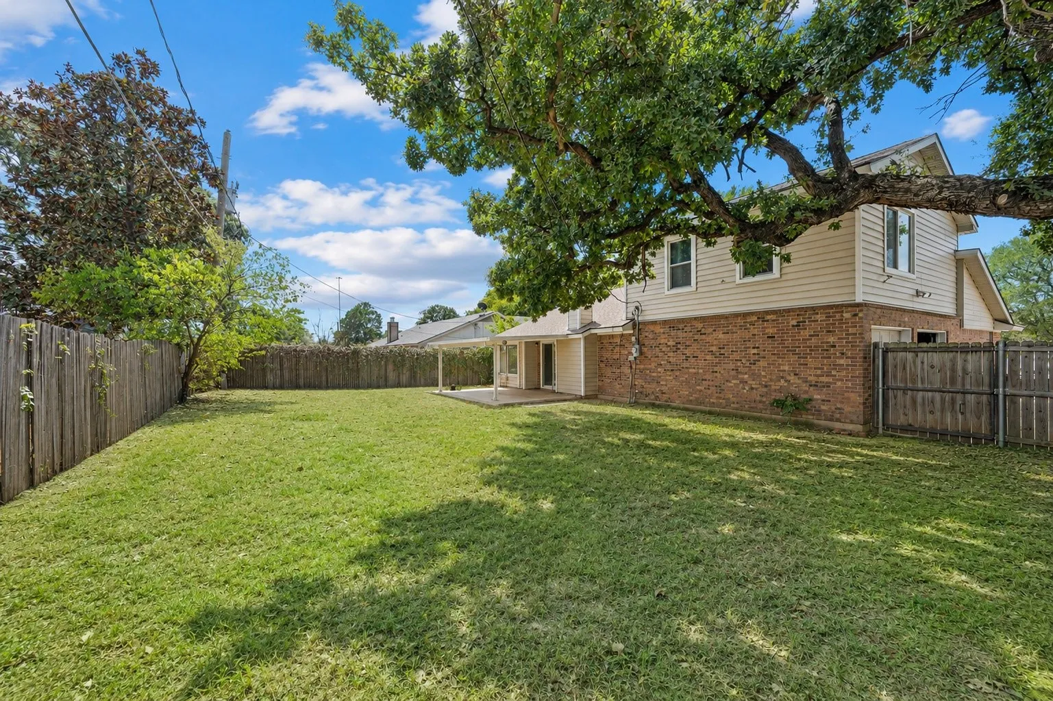 Single Family Residence For Sale in Tarrant County , 4601 Mandalay Drive, Arlington, Texas 76016, 4 Bedroom, 3 Bathroom, 2 Garage spaces, 1,728 Sqft, built in 1983, mls#21373869, Real Estate Agent in Arlington, Homes For Sale in Tarrant county, Homes For Sale in Arlington, Realtor in Arlington Texas, Real Estate Brokerage Independent Realty Texas, Luminita Cordes Realtor