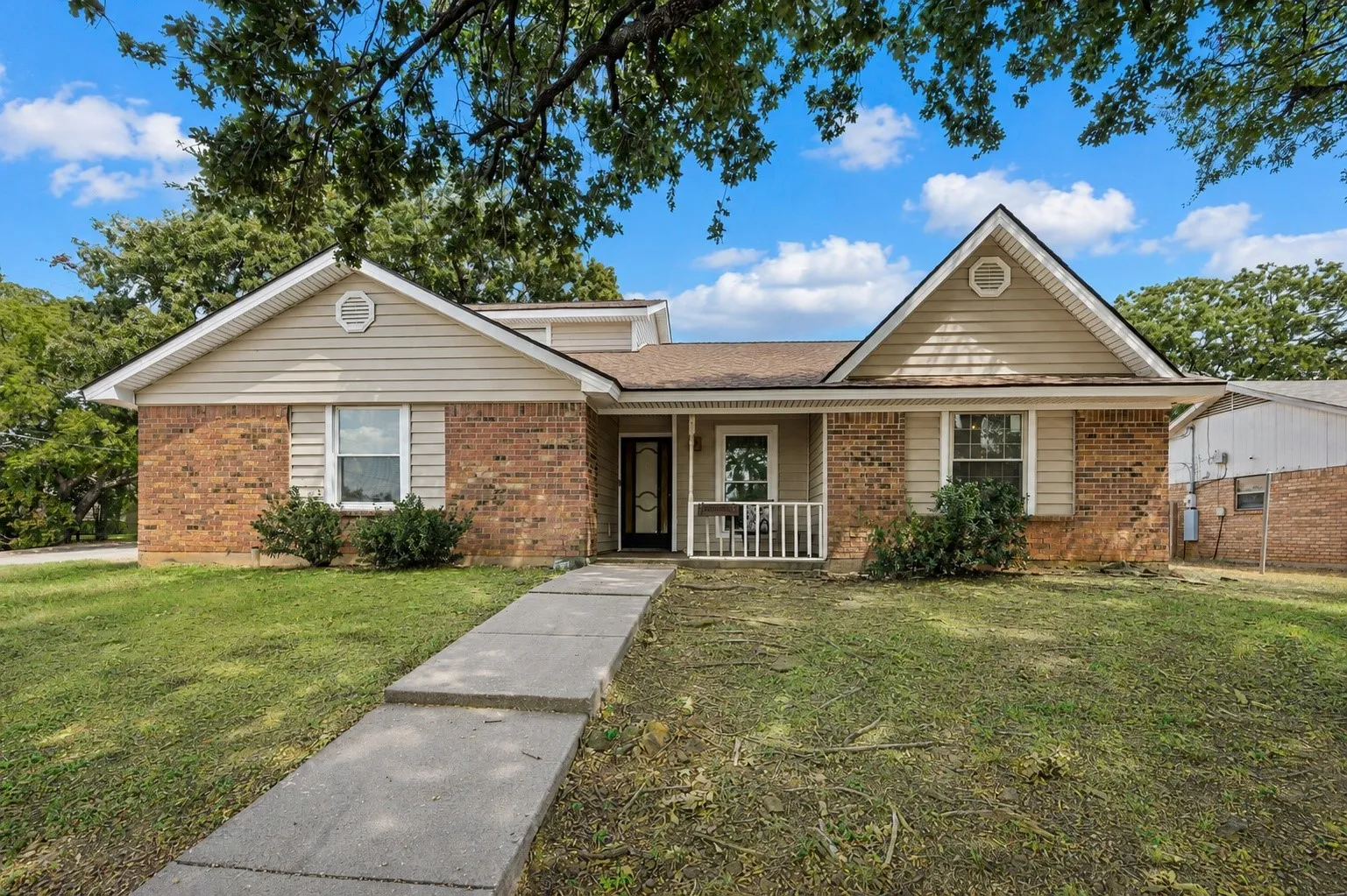 Single Family Residence For Sale in Tarrant County , 4601 Mandalay Drive, Arlington, Texas 76016, 4 Bedroom, 3 Bathroom, 2 Garage spaces, 1,728 Sqft, built in 1983, mls#21373869, Real Estate Agent in Arlington, Homes For Sale in Tarrant county, Homes For Sale in Arlington, Realtor in Arlington Texas, Real Estate Brokerage Independent Realty Texas, Luminita Cordes Realtor