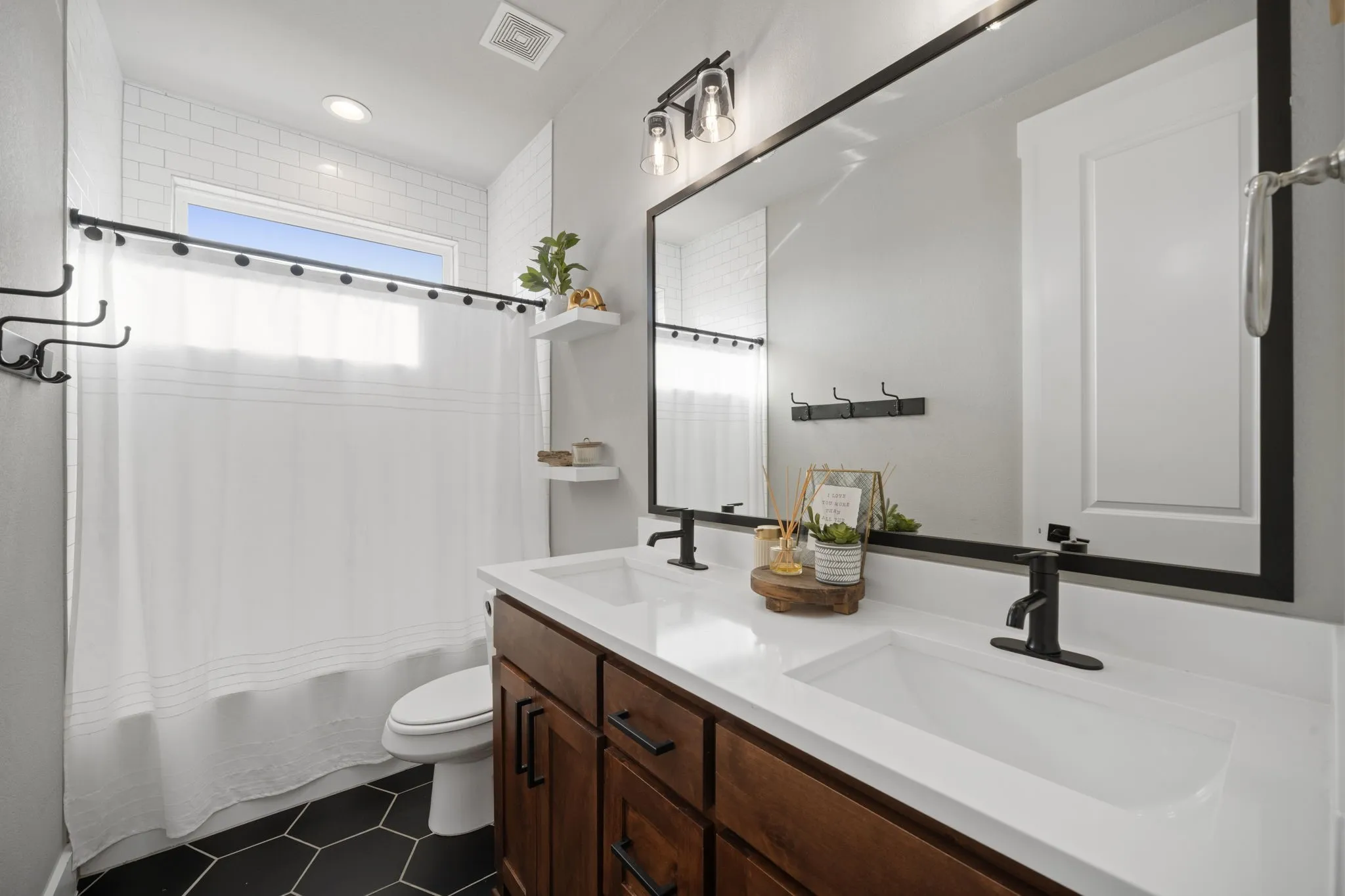 Single Family Residence For Sale in Ellis County , 870 Dove Meadow Trail, Waxahachie, Texas 75167, 4 Bedroom, 2 Bathroom, 3 Garage spaces, 2,568 Sqft, built in 2021, mls#21380090, Real Estate Agent in Waxahachie, Homes For Sale in Ellis county, Homes For Sale in Waxahachie, Realtor in Waxahachie Texas, Real Estate Brokerage Independent Realty Texas, Luminita Cordes Realtor
