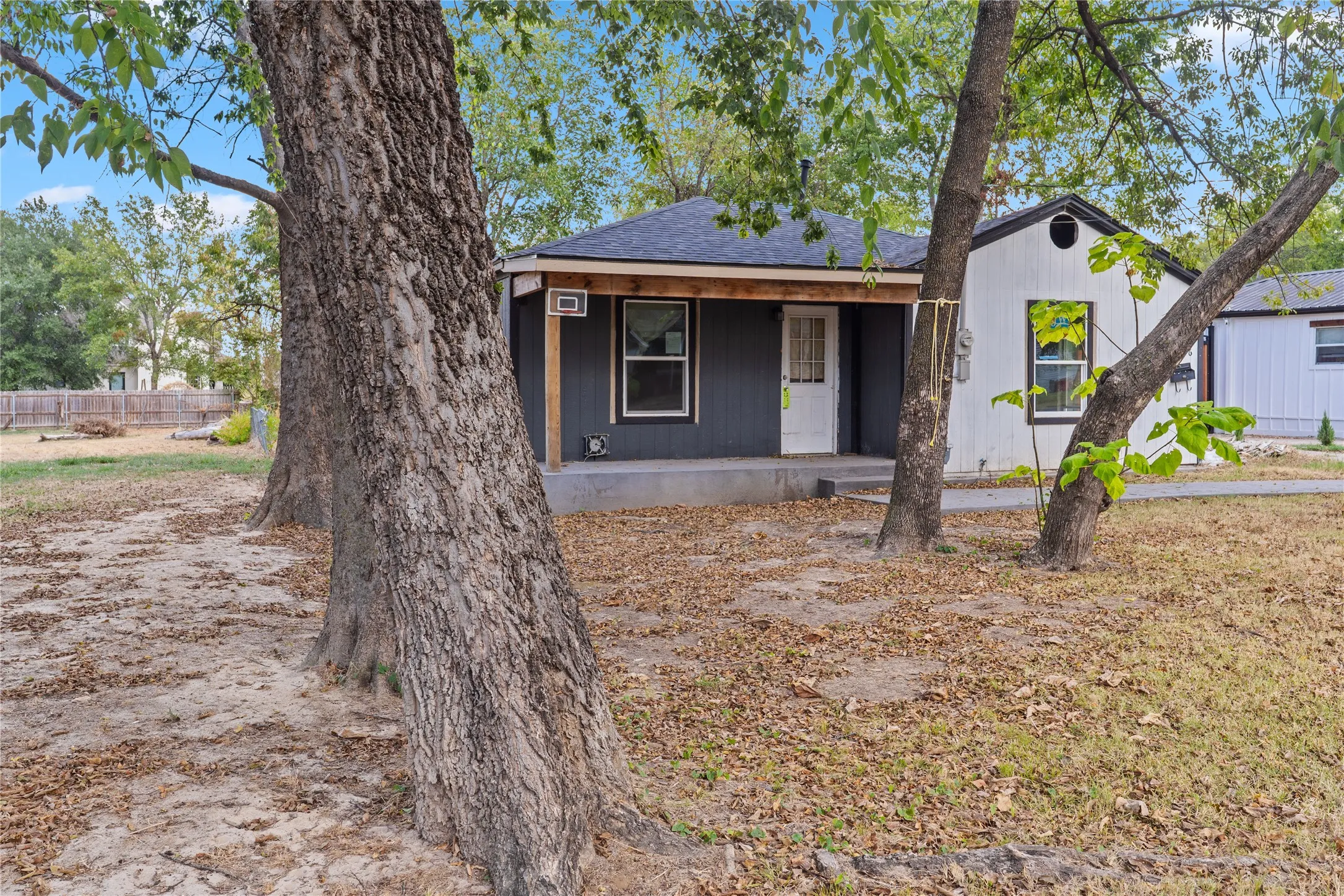 Single Family Residence For Sale in Hopkins County , 1036 Davis Street N, Sulphur Springs, Texas 75482, 0, 0, Garage spaces, 1,359 Sqft, built in 1950, mls#21380123, Real Estate Agent in Sulphur Springs, Homes For Sale in Hopkins county, Homes For Sale in Sulphur Springs, Realtor in Sulphur Springs Texas, Real Estate Brokerage Independent Realty Texas, Luminita Cordes Realtor