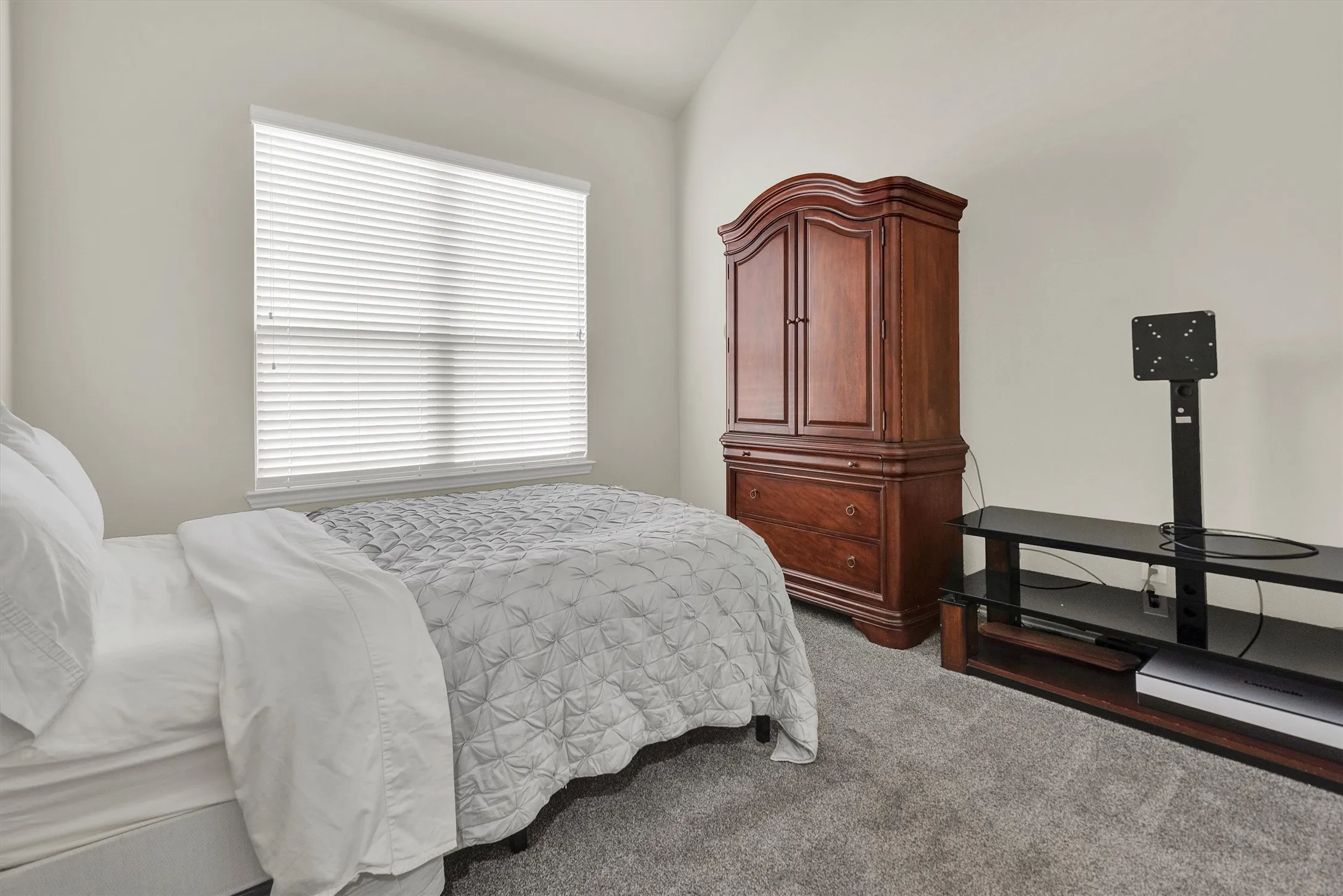 Recessed window with horizontal blinds