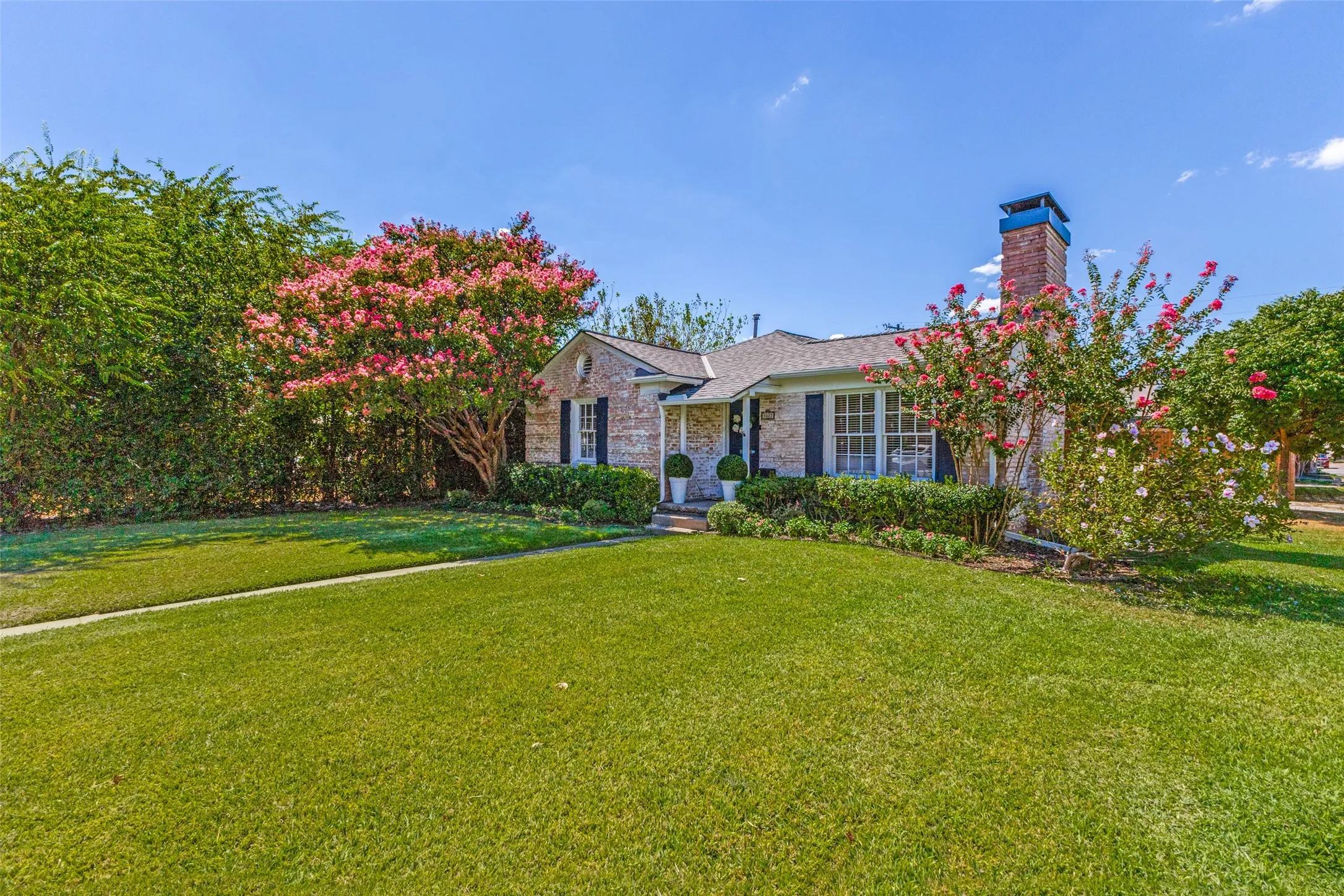 Nicely landscaped and maintained. Just south of Greenway Park and within walking distance of restaurants, a nearby dog park, and Fairfax Park in HP.