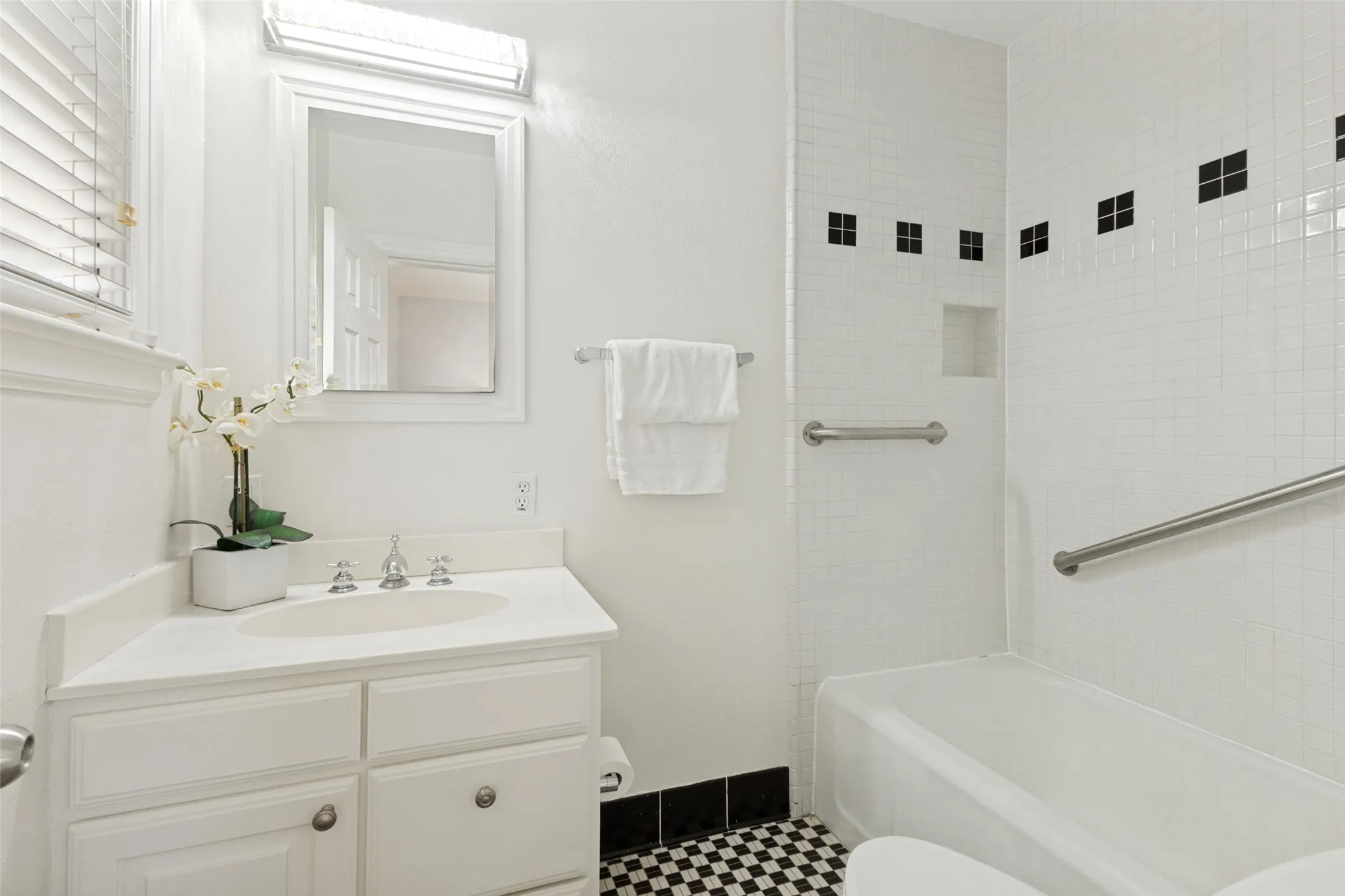 Ensuite bathroom offering a shower/tub combo.
