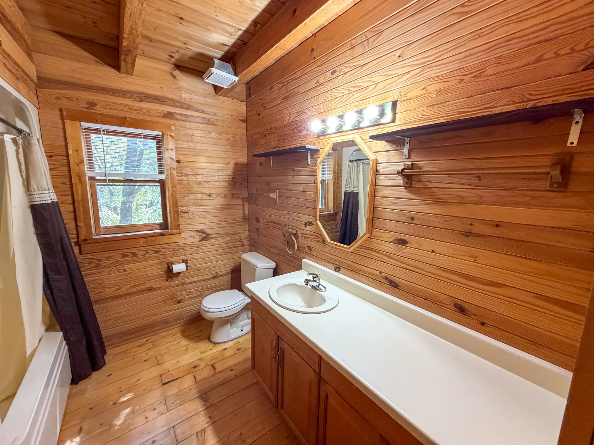 Single Family Residence For Rent in Grayson County , 111 Rocky Road, Pottsboro, Texas 75076, 2 Bedroom, 2 Bathroom, 1 Garage spaces, 1,552 Sqft, built in 2000, mls#21380149, Real Estate Agent in Pottsboro, Homes For Rent in Grayson county, Homes For Rent in Pottsboro, Realtor in Pottsboro Texas, Real Estate Brokerage Independent Realty Texas, Luminita Cordes Realtor