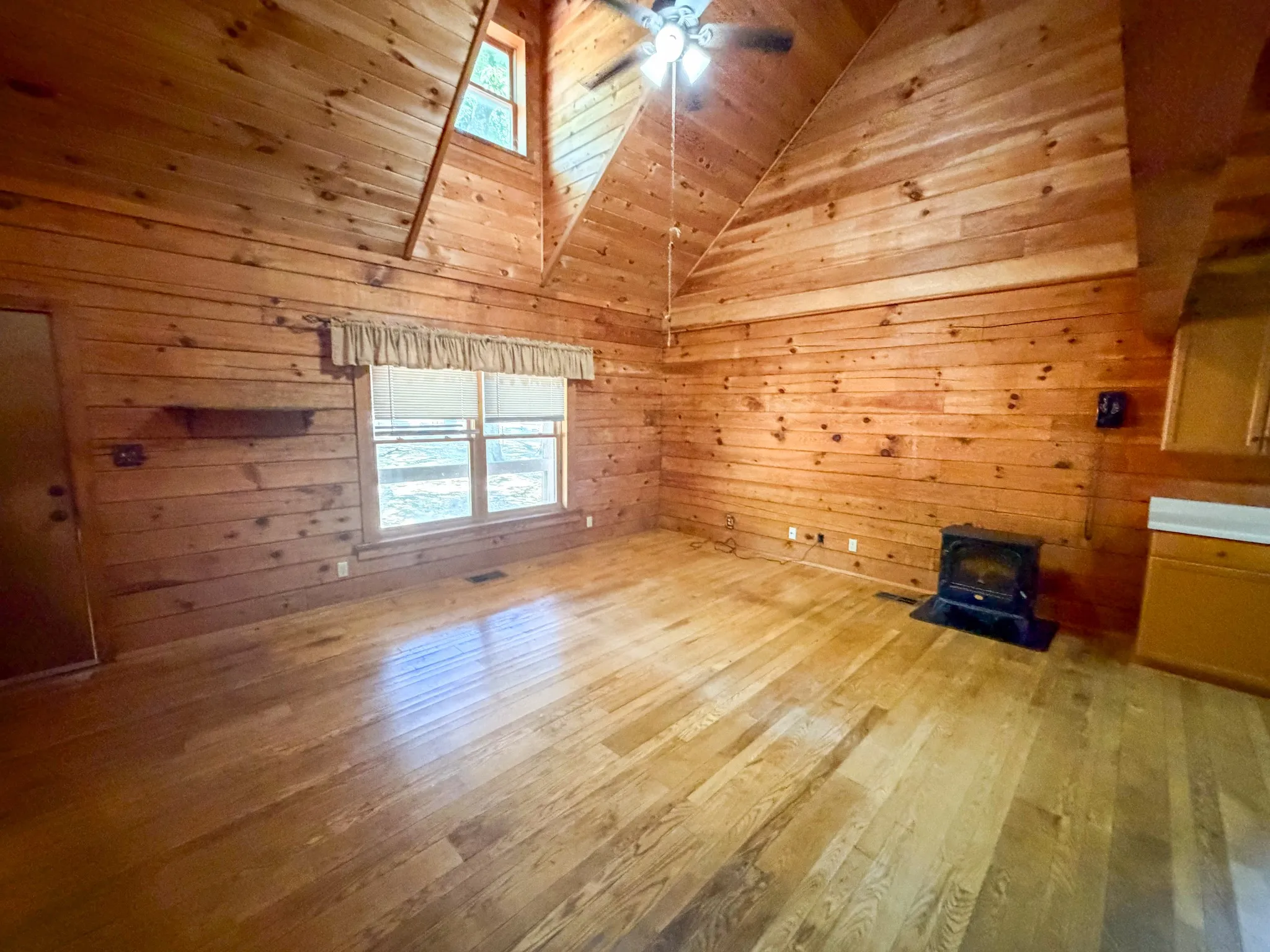 Single Family Residence For Rent in Grayson County , 111 Rocky Road, Pottsboro, Texas 75076, 2 Bedroom, 2 Bathroom, 1 Garage spaces, 1,552 Sqft, built in 2000, mls#21380149, Real Estate Agent in Pottsboro, Homes For Rent in Grayson county, Homes For Rent in Pottsboro, Realtor in Pottsboro Texas, Real Estate Brokerage Independent Realty Texas, Luminita Cordes Realtor