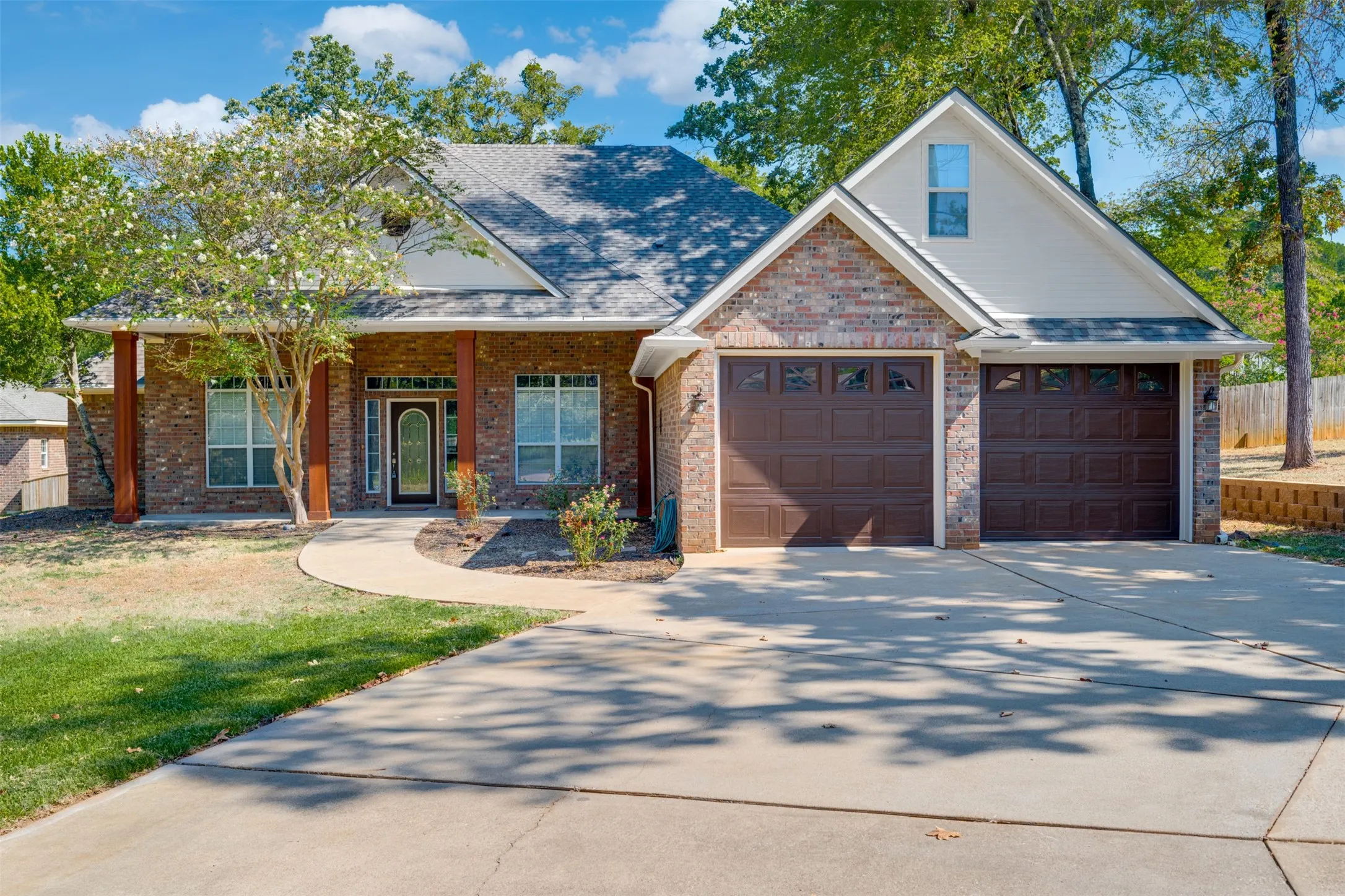 Single Family Residence For Sale in Smith County , 16502 Caddo Trail, Bullard, Texas 75757, 3 Bedroom, 2 Bathroom, 2 Garage spaces, 2,473 Sqft, built in 2004, mls#21380167, Real Estate Agent in Bullard, Homes For Sale in Smith county, Homes For Sale in Bullard, Realtor in Bullard Texas, Real Estate Brokerage Independent Realty Texas, Luminita Cordes Realtor