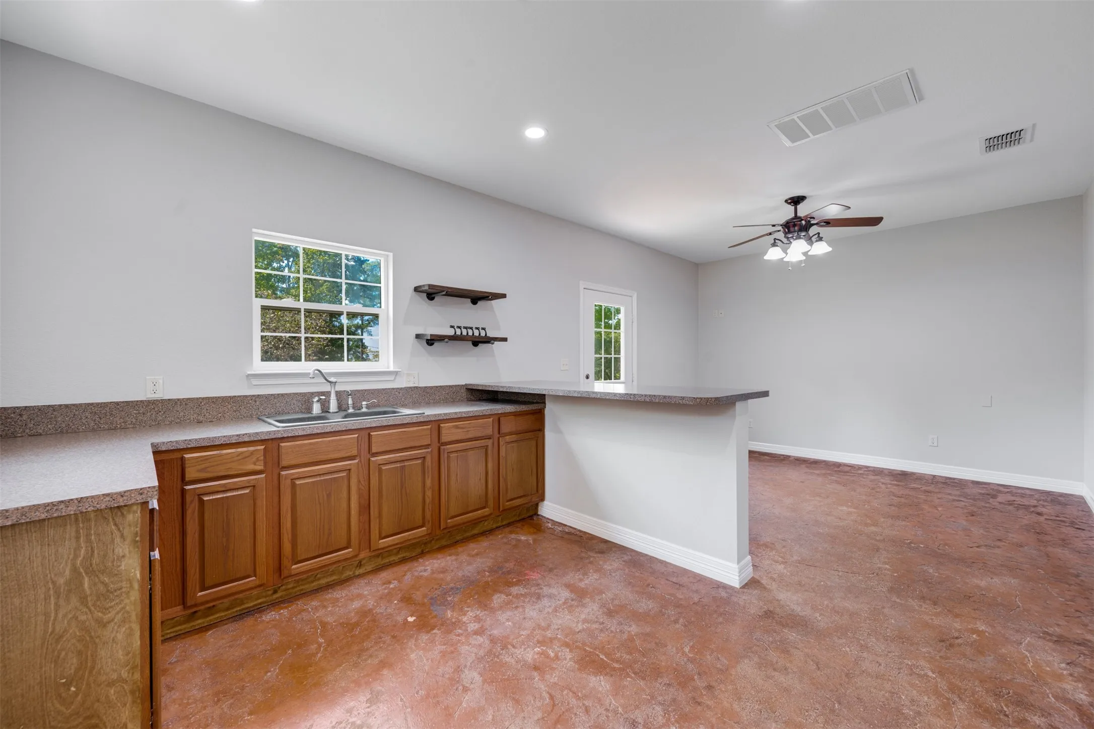 Single Family Residence For Sale in Smith County , 16502 Caddo Trail, Bullard, Texas 75757, 3 Bedroom, 2 Bathroom, 2 Garage spaces, 2,473 Sqft, built in 2004, mls#21380167, Real Estate Agent in Bullard, Homes For Sale in Smith county, Homes For Sale in Bullard, Realtor in Bullard Texas, Real Estate Brokerage Independent Realty Texas, Luminita Cordes Realtor