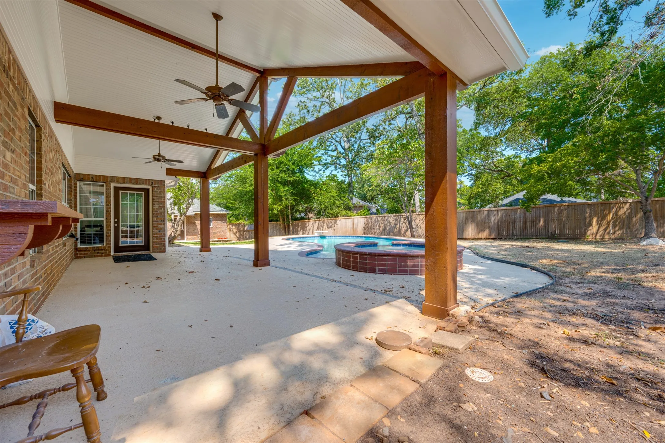 Single Family Residence For Sale in Smith County , 16502 Caddo Trail, Bullard, Texas 75757, 3 Bedroom, 2 Bathroom, 2 Garage spaces, 2,473 Sqft, built in 2004, mls#21380167, Real Estate Agent in Bullard, Homes For Sale in Smith county, Homes For Sale in Bullard, Realtor in Bullard Texas, Real Estate Brokerage Independent Realty Texas, Luminita Cordes Realtor