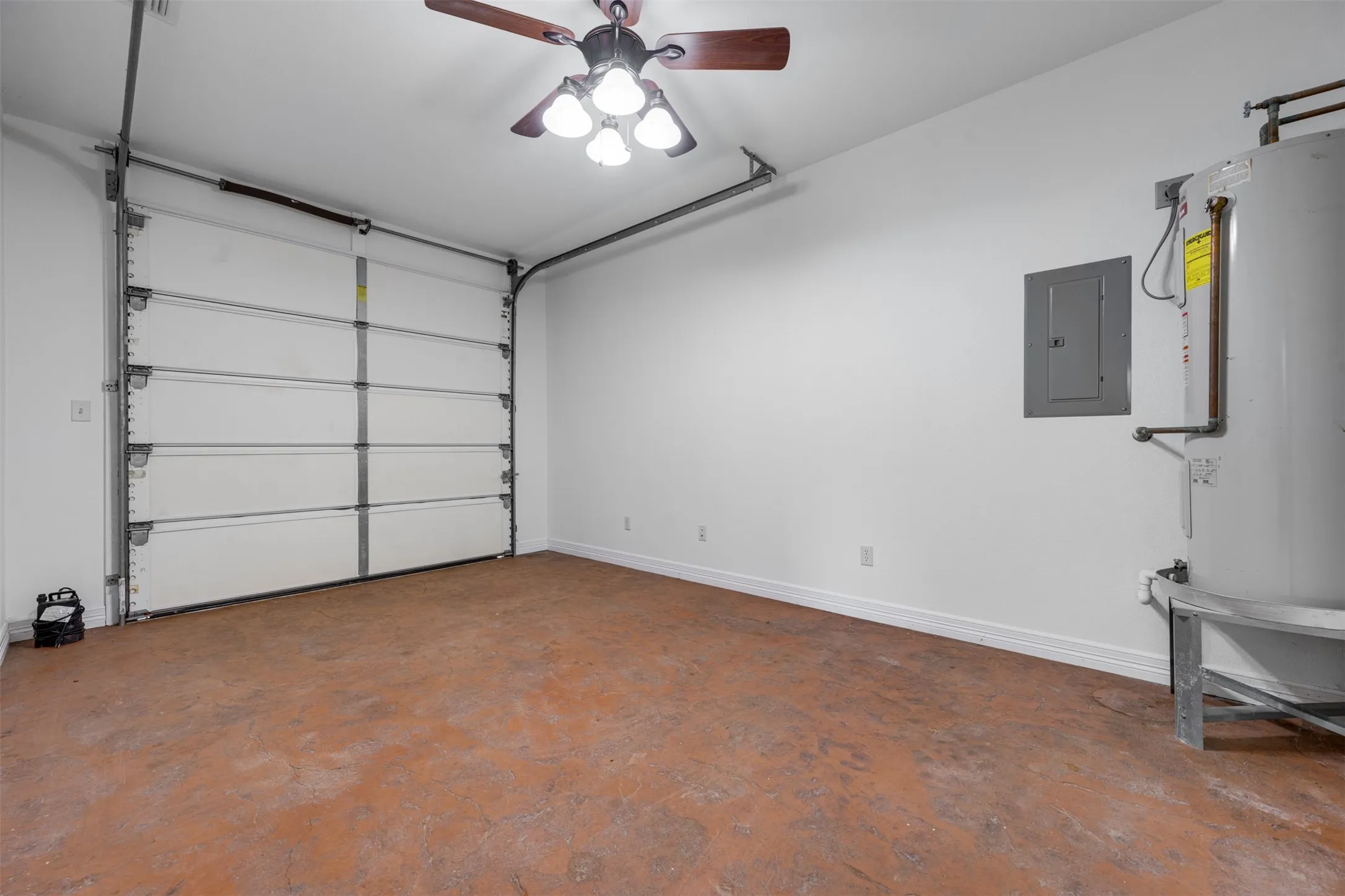 Single Family Residence For Sale in Smith County , 16502 Caddo Trail, Bullard, Texas 75757, 3 Bedroom, 2 Bathroom, 2 Garage spaces, 2,473 Sqft, built in 2004, mls#21380167, Real Estate Agent in Bullard, Homes For Sale in Smith county, Homes For Sale in Bullard, Realtor in Bullard Texas, Real Estate Brokerage Independent Realty Texas, Luminita Cordes Realtor