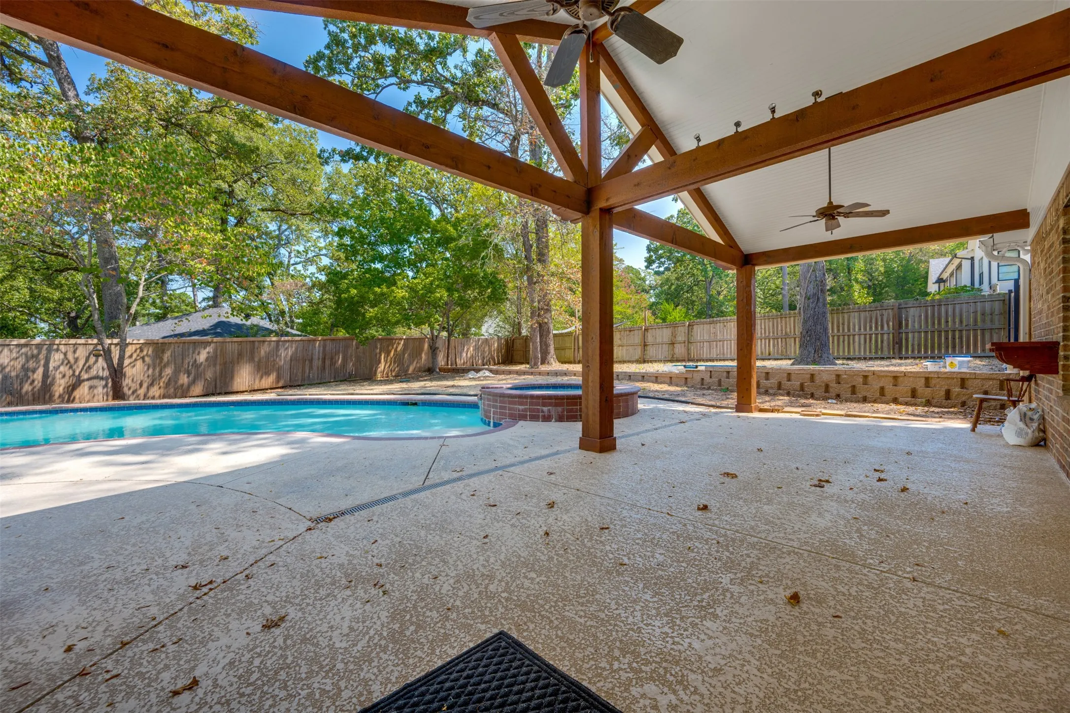 Single Family Residence For Sale in Smith County , 16502 Caddo Trail, Bullard, Texas 75757, 3 Bedroom, 2 Bathroom, 2 Garage spaces, 2,473 Sqft, built in 2004, mls#21380167, Real Estate Agent in Bullard, Homes For Sale in Smith county, Homes For Sale in Bullard, Realtor in Bullard Texas, Real Estate Brokerage Independent Realty Texas, Luminita Cordes Realtor