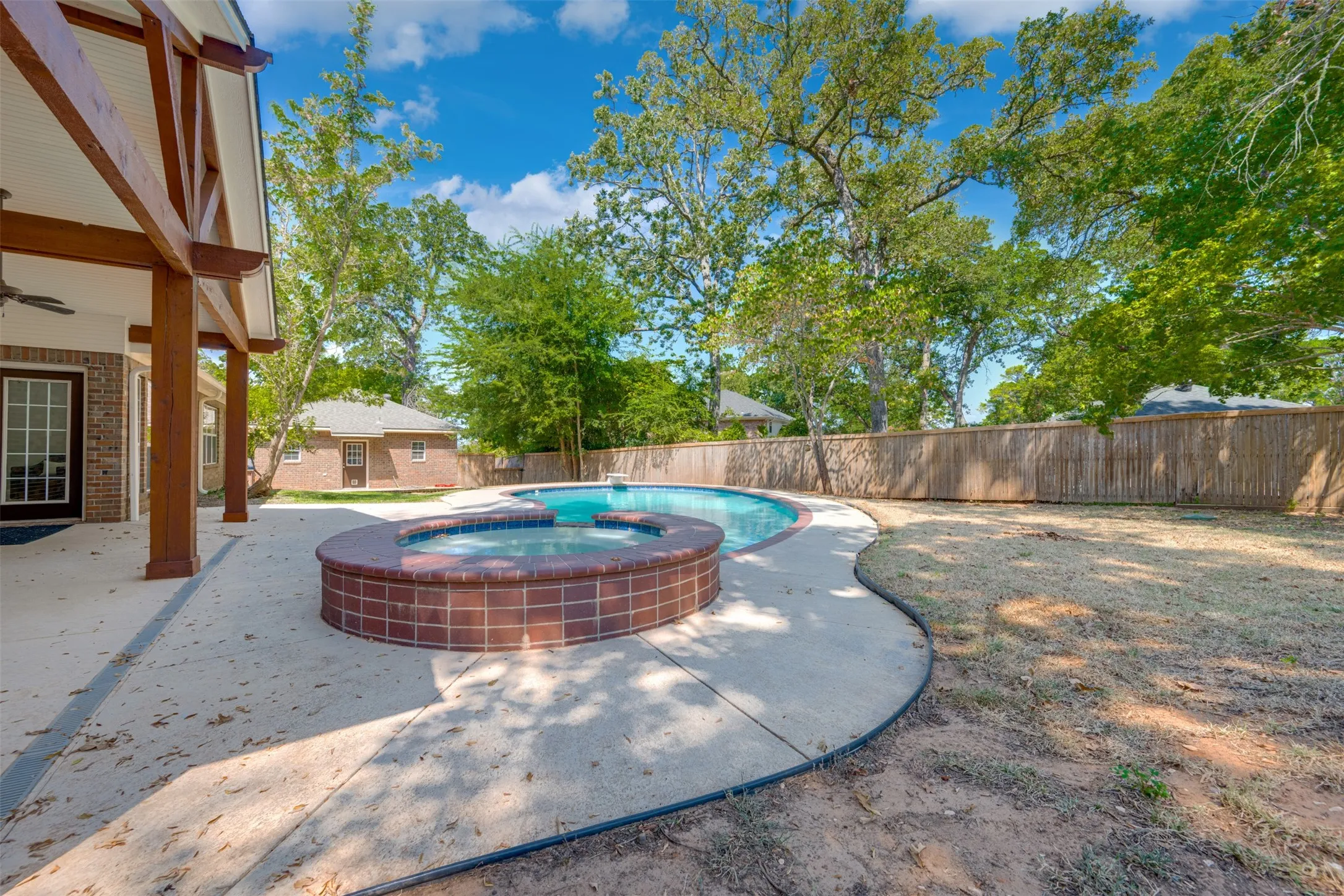Single Family Residence For Sale in Smith County , 16502 Caddo Trail, Bullard, Texas 75757, 3 Bedroom, 2 Bathroom, 2 Garage spaces, 2,473 Sqft, built in 2004, mls#21380167, Real Estate Agent in Bullard, Homes For Sale in Smith county, Homes For Sale in Bullard, Realtor in Bullard Texas, Real Estate Brokerage Independent Realty Texas, Luminita Cordes Realtor