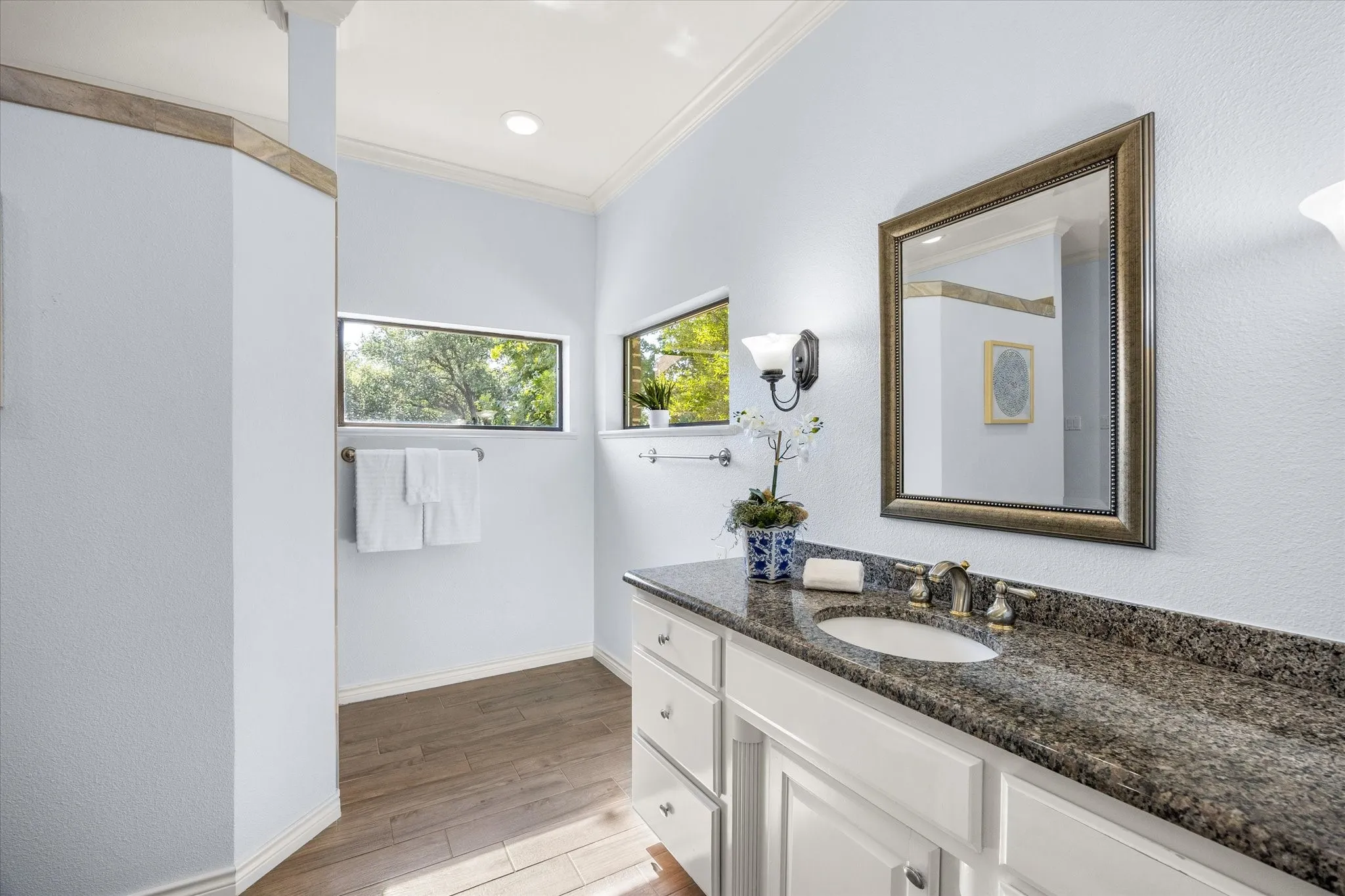 Enjoy this spa-like primary en-suite bath.  Transom lighting feels like a treehouse setting.