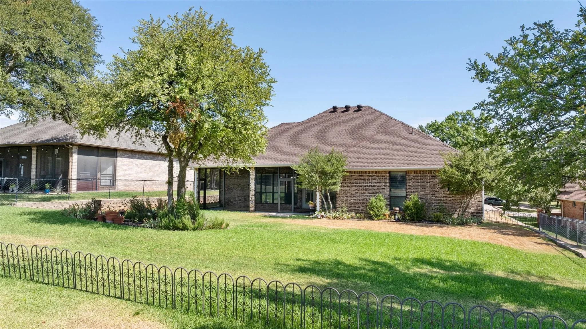 Single Family Residence For Sale in Hood County , 8712 Bellechase Road, Granbury, Texas 76049, 3 Bedroom, 2 Bathroom, 2 Garage spaces, 1,986 Sqft, built in 1998, mls#21376510, Real Estate Agent in Granbury, Homes For Sale in Hood county, Homes For Sale in Granbury, Realtor in Granbury Texas, Real Estate Brokerage Independent Realty Texas, Luminita Cordes Realtor