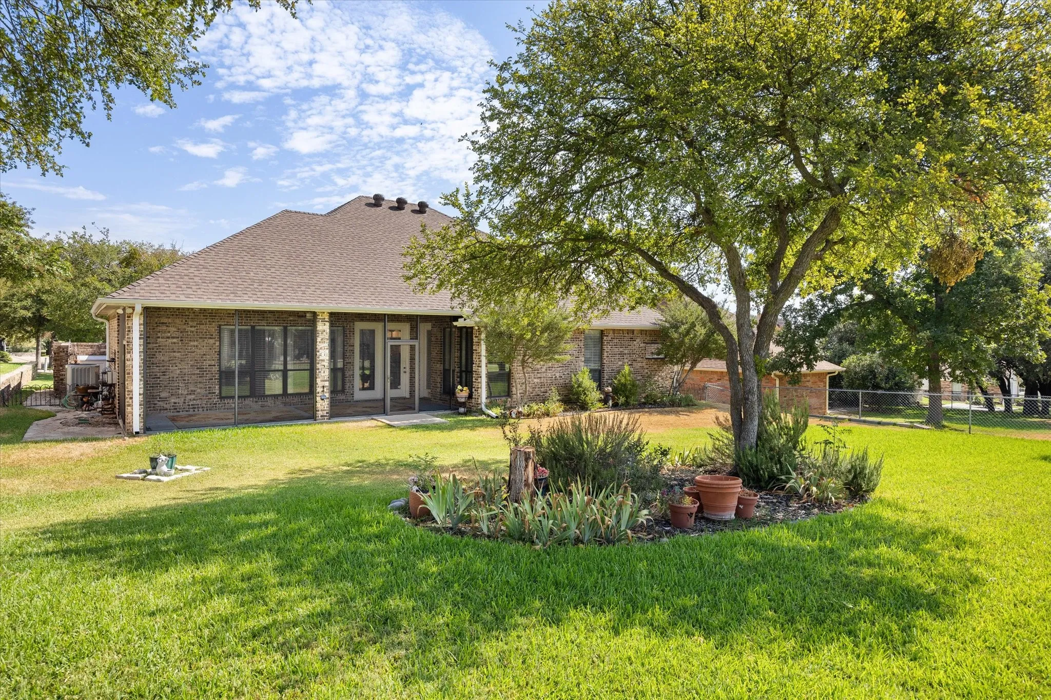 Single Family Residence For Sale in Hood County , 8712 Bellechase Road, Granbury, Texas 76049, 3 Bedroom, 2 Bathroom, 2 Garage spaces, 1,986 Sqft, built in 1998, mls#21376510, Real Estate Agent in Granbury, Homes For Sale in Hood county, Homes For Sale in Granbury, Realtor in Granbury Texas, Real Estate Brokerage Independent Realty Texas, Luminita Cordes Realtor