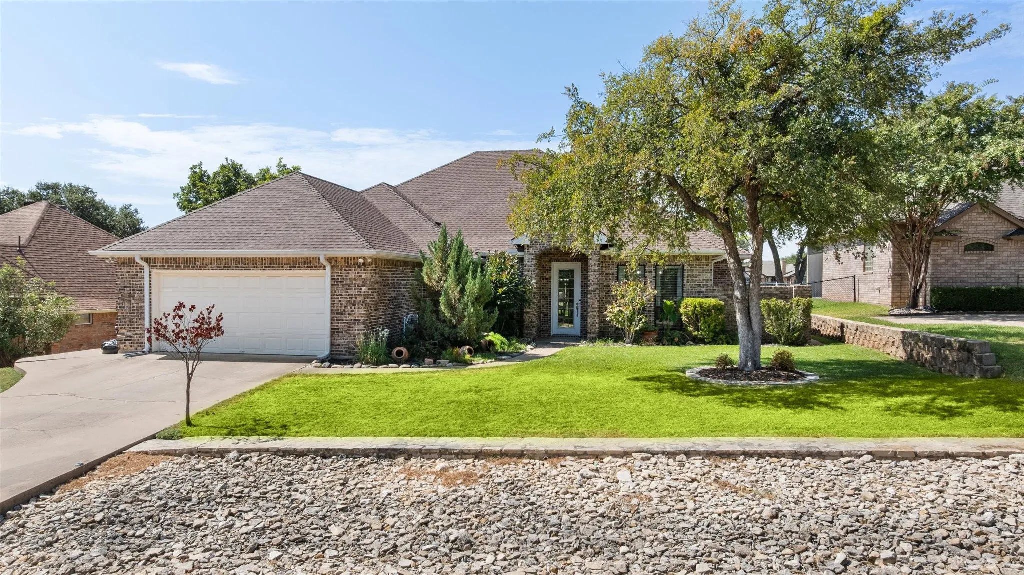 Single Family Residence For Sale in Hood County , 8712 Bellechase Road, Granbury, Texas 76049, 3 Bedroom, 2 Bathroom, 2 Garage spaces, 1,986 Sqft, built in 1998, mls#21376510, Real Estate Agent in Granbury, Homes For Sale in Hood county, Homes For Sale in Granbury, Realtor in Granbury Texas, Real Estate Brokerage Independent Realty Texas, Luminita Cordes Realtor