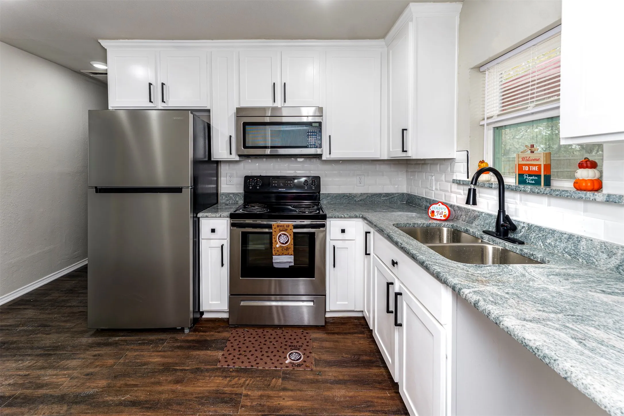 Single Family Residence For Sale in Hood County , 201 Deputy Larry Miller Drive, Granbury, Texas 76048, 3 Bedroom, 2 Bathroom, 1 Garage spaces, 1,080 Sqft, built in 1948, mls#21380143, Real Estate Agent in Granbury, Homes For Sale in Hood county, Homes For Sale in Granbury, Realtor in Granbury Texas, Real Estate Brokerage Independent Realty Texas, Luminita Cordes Realtor