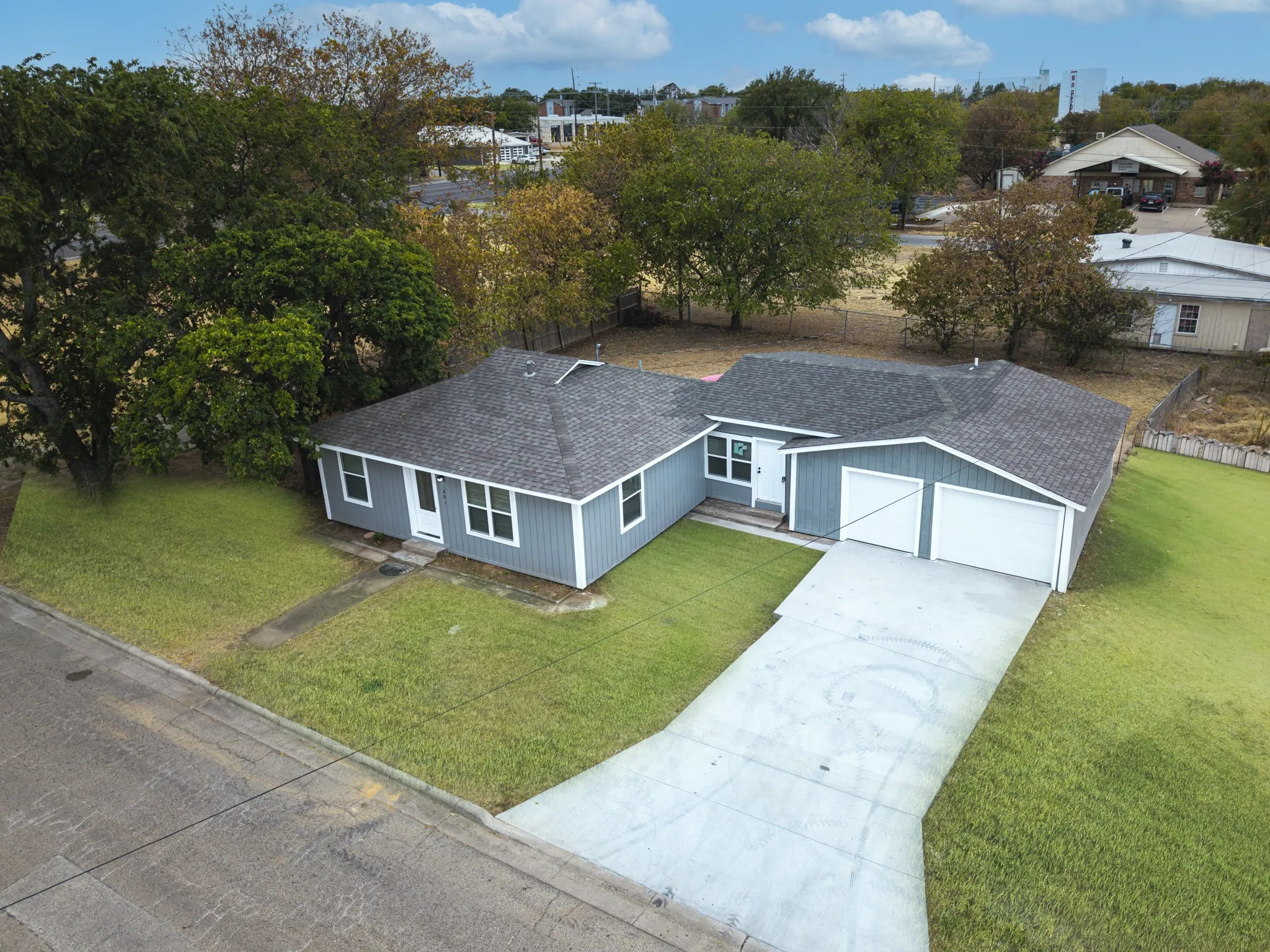 Single Family Residence For Sale in Hood County , 201 Deputy Larry Miller Drive, Granbury, Texas 76048, 3 Bedroom, 2 Bathroom, 1 Garage spaces, 1,080 Sqft, built in 1948, mls#21380143, Real Estate Agent in Granbury, Homes For Sale in Hood county, Homes For Sale in Granbury, Realtor in Granbury Texas, Real Estate Brokerage Independent Realty Texas, Luminita Cordes Realtor