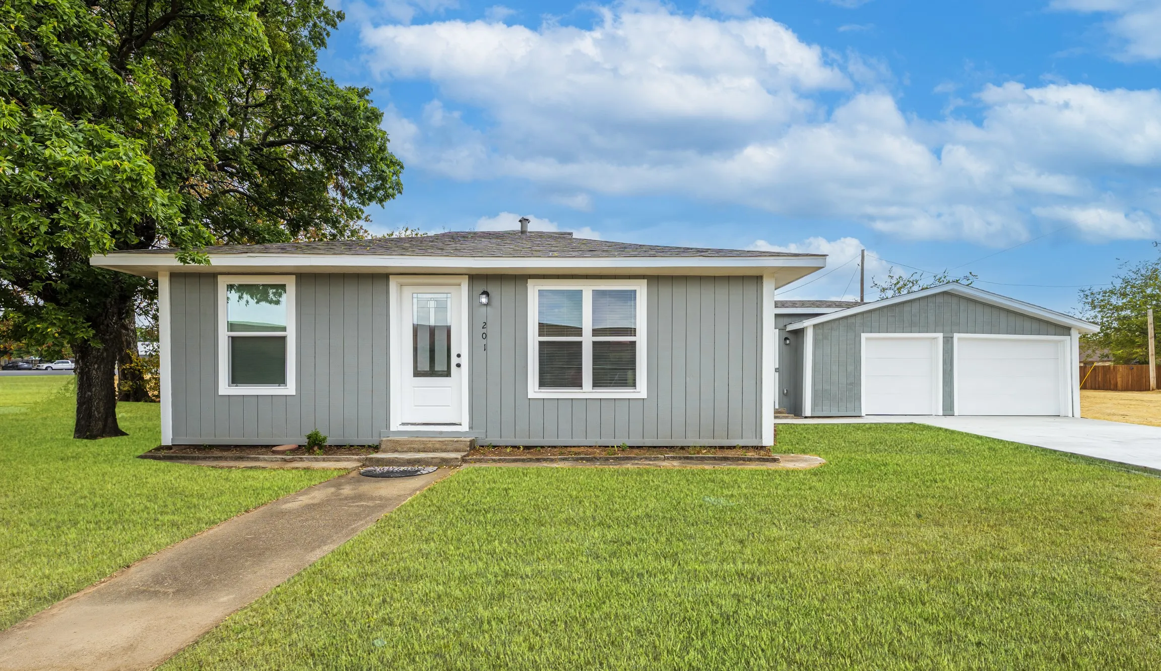 Single Family Residence For Sale in Hood County , 201 Deputy Larry Miller Drive, Granbury, Texas 76048, 3 Bedroom, 2 Bathroom, 1 Garage spaces, 1,080 Sqft, built in 1948, mls#21380143, Real Estate Agent in Granbury, Homes For Sale in Hood county, Homes For Sale in Granbury, Realtor in Granbury Texas, Real Estate Brokerage Independent Realty Texas, Luminita Cordes Realtor