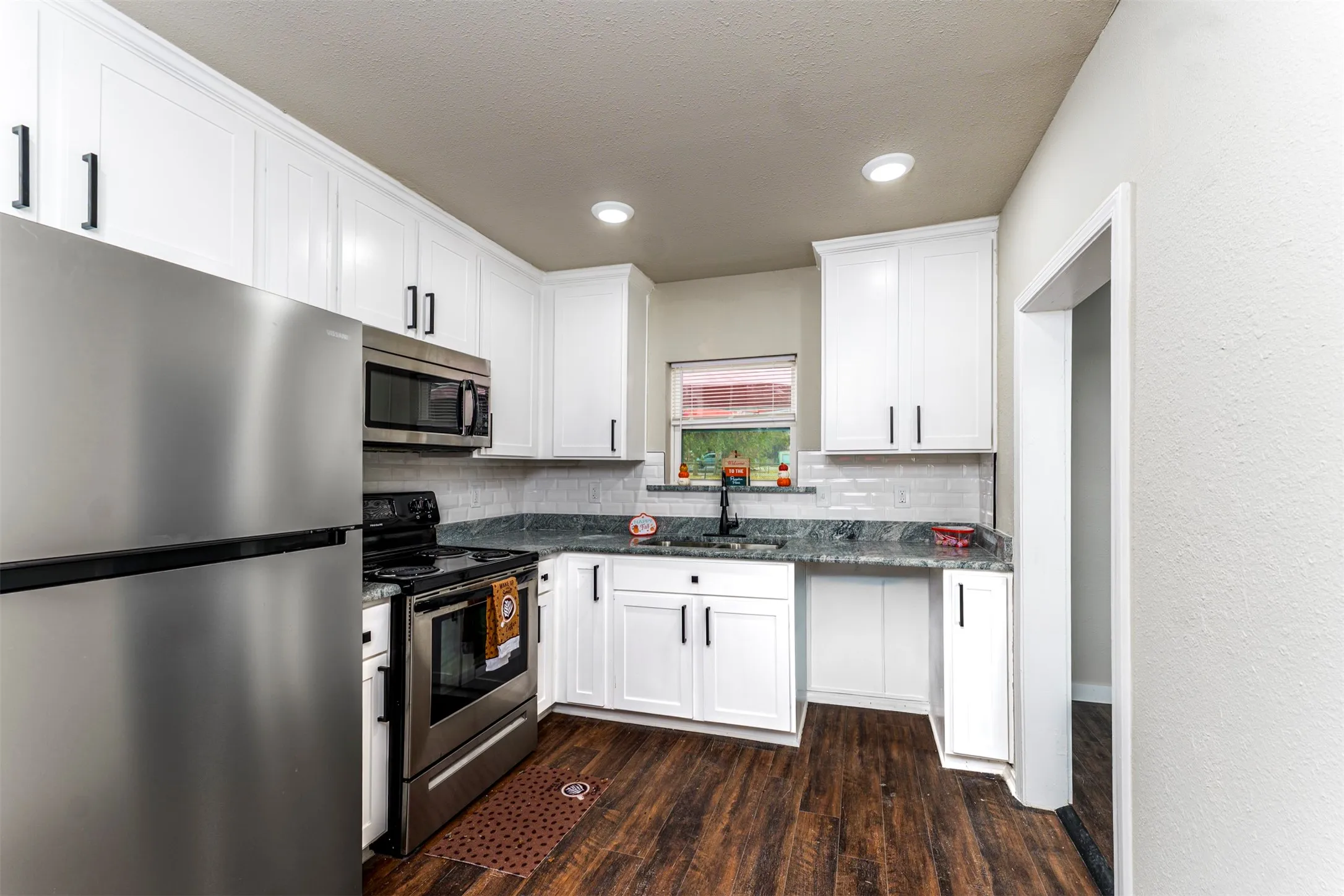 Single Family Residence For Sale in Hood County , 201 Deputy Larry Miller Drive, Granbury, Texas 76048, 3 Bedroom, 2 Bathroom, 1 Garage spaces, 1,080 Sqft, built in 1948, mls#21380143, Real Estate Agent in Granbury, Homes For Sale in Hood county, Homes For Sale in Granbury, Realtor in Granbury Texas, Real Estate Brokerage Independent Realty Texas, Luminita Cordes Realtor
