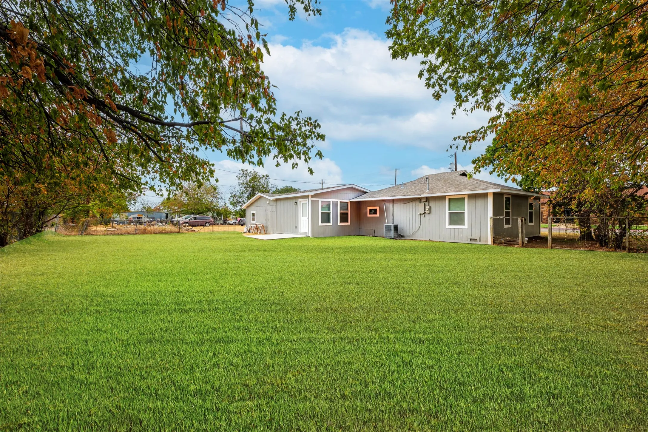 Single Family Residence For Sale in Hood County , 201 Deputy Larry Miller Drive, Granbury, Texas 76048, 3 Bedroom, 2 Bathroom, 1 Garage spaces, 1,080 Sqft, built in 1948, mls#21380143, Real Estate Agent in Granbury, Homes For Sale in Hood county, Homes For Sale in Granbury, Realtor in Granbury Texas, Real Estate Brokerage Independent Realty Texas, Luminita Cordes Realtor