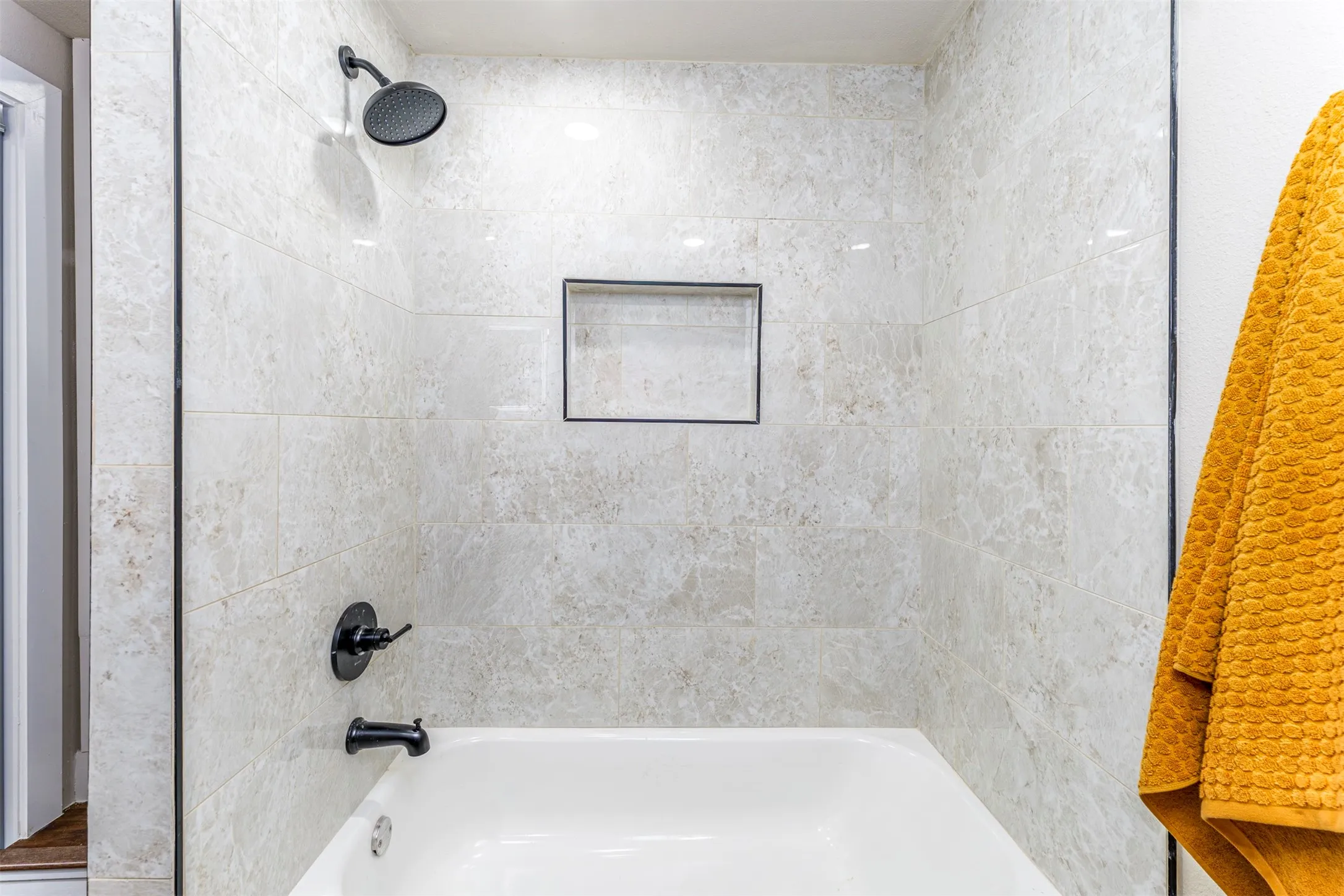 Single Family Residence For Sale in Hood County , 201 Deputy Larry Miller Drive, Granbury, Texas 76048, 3 Bedroom, 2 Bathroom, 1 Garage spaces, 1,080 Sqft, built in 1948, mls#21380143, Real Estate Agent in Granbury, Homes For Sale in Hood county, Homes For Sale in Granbury, Realtor in Granbury Texas, Real Estate Brokerage Independent Realty Texas, Luminita Cordes Realtor