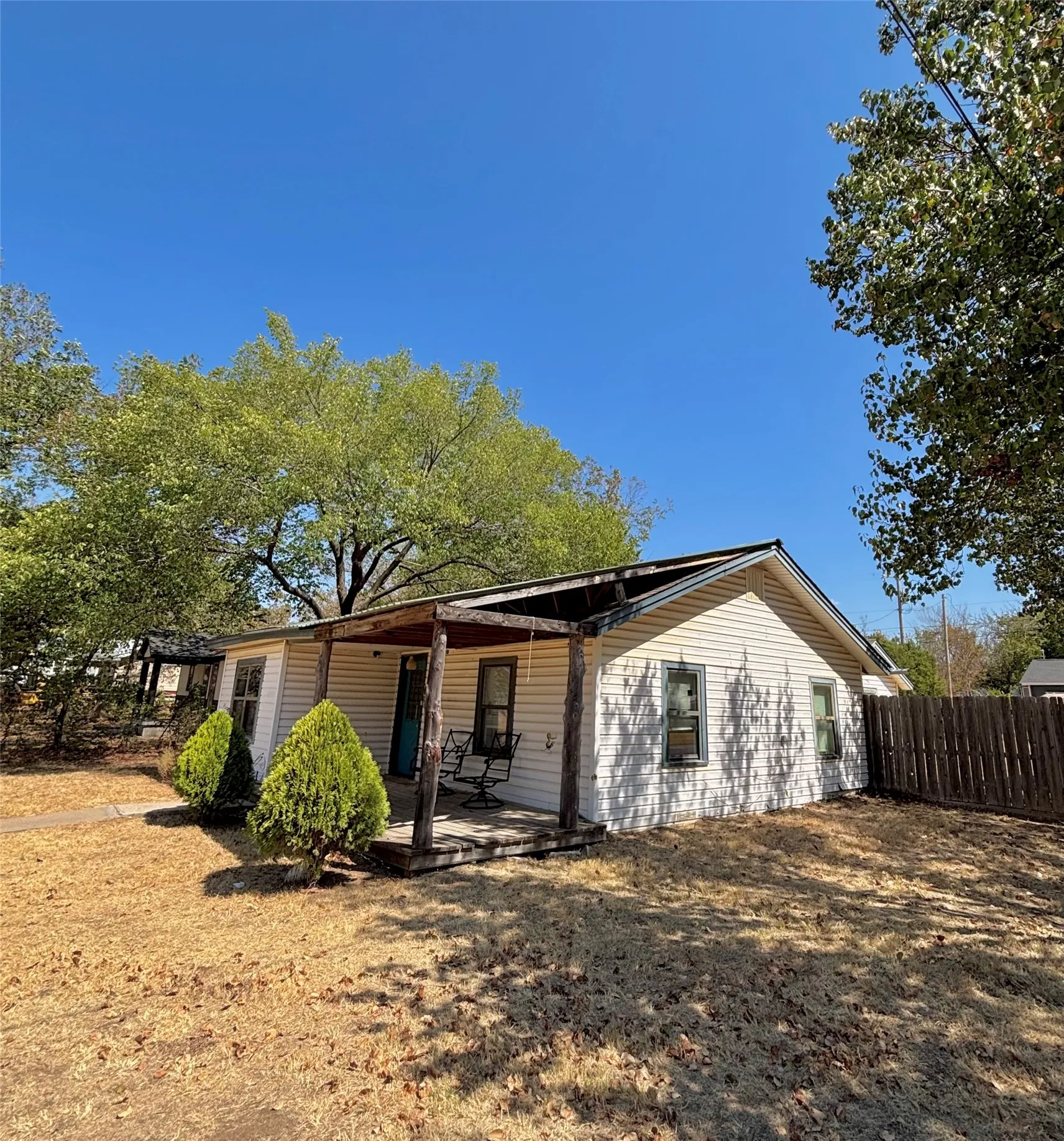 Single Family Residence For Sale in Montague County , 600 Travis Street, Nocona, Texas 76255, 3 Bedroom, 2 Bathroom, Garage spaces, 1,284 Sqft, built in 1950, mls#21380182, Real Estate Agent in Nocona, Homes For Sale in Montague county, Homes For Sale in Nocona, Realtor in Nocona Texas, Real Estate Brokerage Independent Realty Texas, Luminita Cordes Realtor