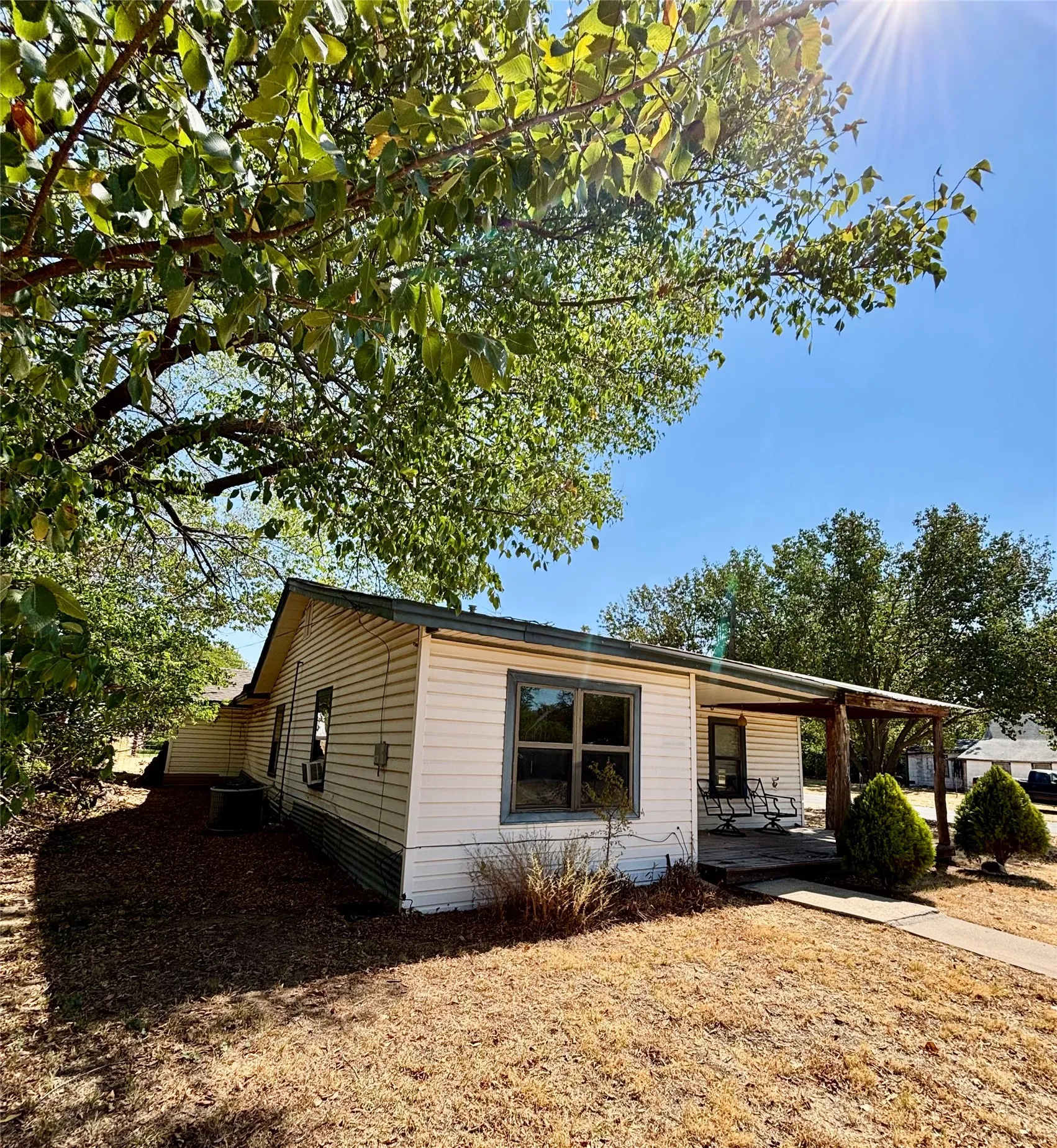 Single Family Residence For Sale in Montague County , 600 Travis Street, Nocona, Texas 76255, 3 Bedroom, 2 Bathroom, Garage spaces, 1,284 Sqft, built in 1950, mls#21380182, Real Estate Agent in Nocona, Homes For Sale in Montague county, Homes For Sale in Nocona, Realtor in Nocona Texas, Real Estate Brokerage Independent Realty Texas, Luminita Cordes Realtor
