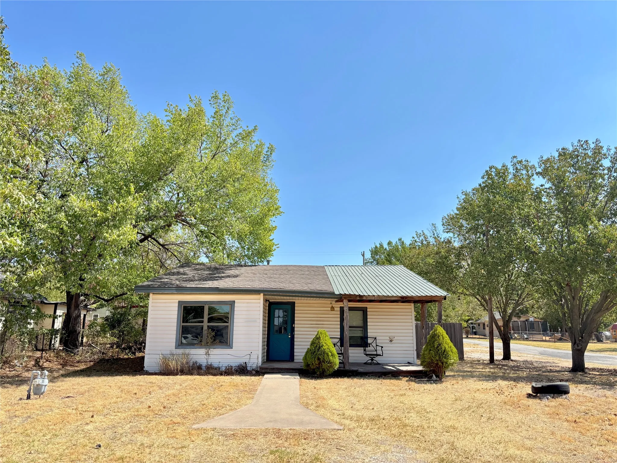 Single Family Residence For Sale in Montague County , 600 Travis Street, Nocona, Texas 76255, 3 Bedroom, 2 Bathroom, Garage spaces, 1,284 Sqft, built in 1950, mls#21380182, Real Estate Agent in Nocona, Homes For Sale in Montague county, Homes For Sale in Nocona, Realtor in Nocona Texas, Real Estate Brokerage Independent Realty Texas, Luminita Cordes Realtor