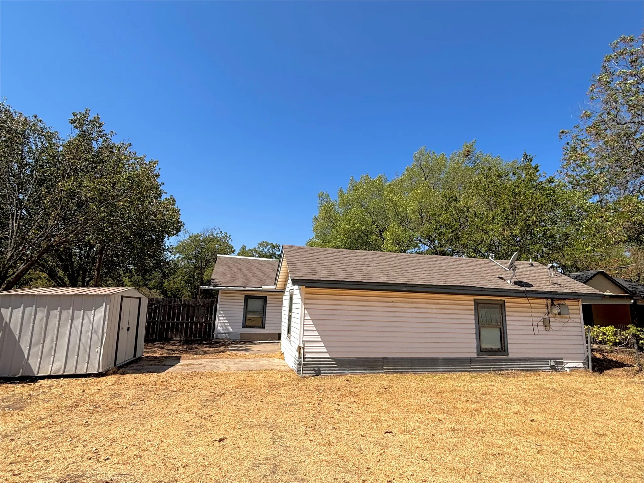Single Family Residence For Sale in Montague County , 600 Travis Street, Nocona, Texas 76255, 3 Bedroom, 2 Bathroom, Garage spaces, 1,284 Sqft, built in 1950, mls#21380182, Real Estate Agent in Nocona, Homes For Sale in Montague county, Homes For Sale in Nocona, Realtor in Nocona Texas, Real Estate Brokerage Independent Realty Texas, Luminita Cordes Realtor