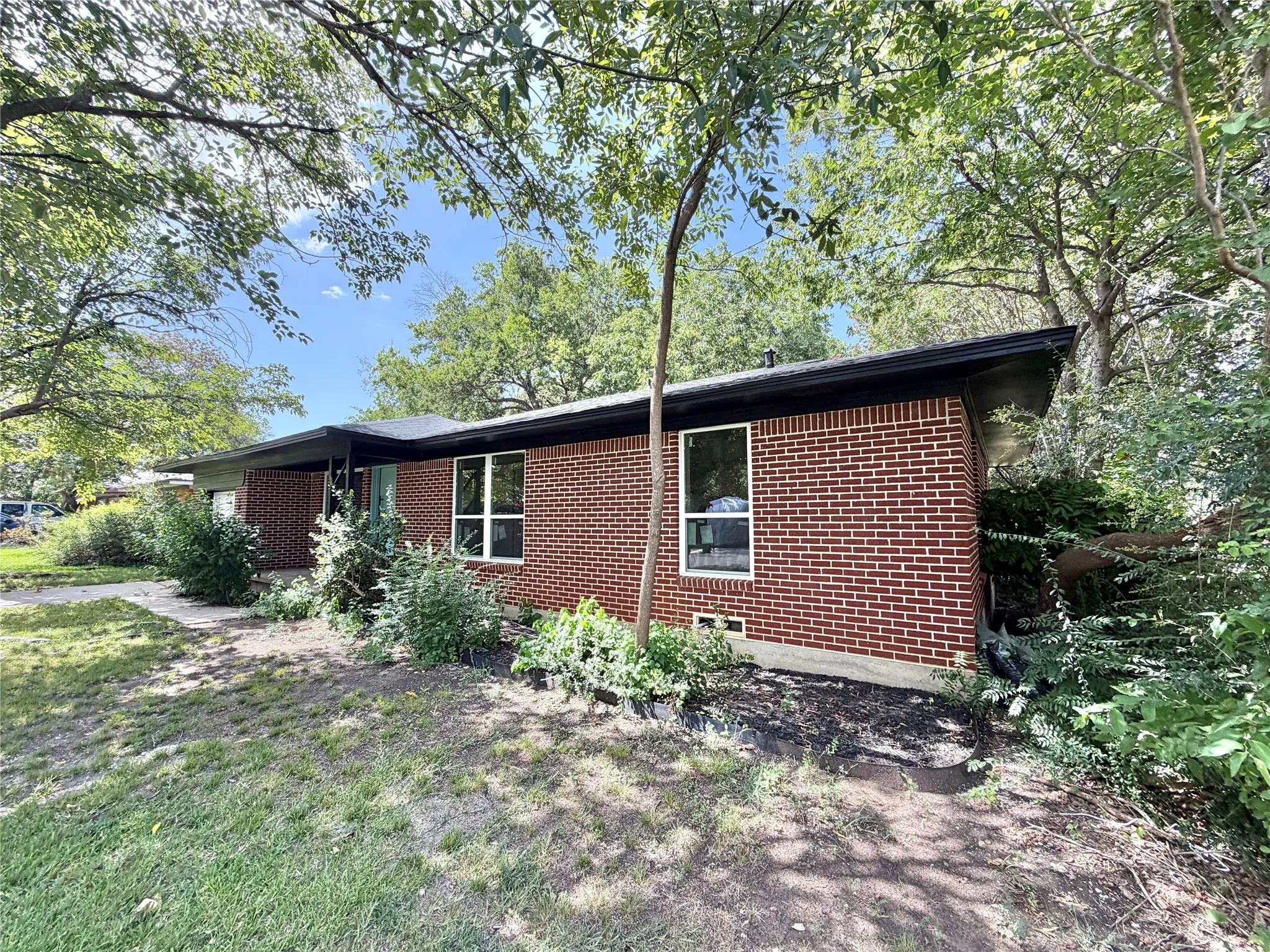 Single Family Residence For Sale in Denton County , 1812 Carlton Street, Denton, Texas 76201, 3 Bedroom, 2 Bathroom, 1 Garage spaces, 1,134 Sqft, built in 1956, mls#21380091, Real Estate Agent in Denton, Homes For Sale in Denton county, Homes For Sale in Denton, Realtor in Denton Texas, Real Estate Brokerage Independent Realty Texas, Luminita Cordes Realtor