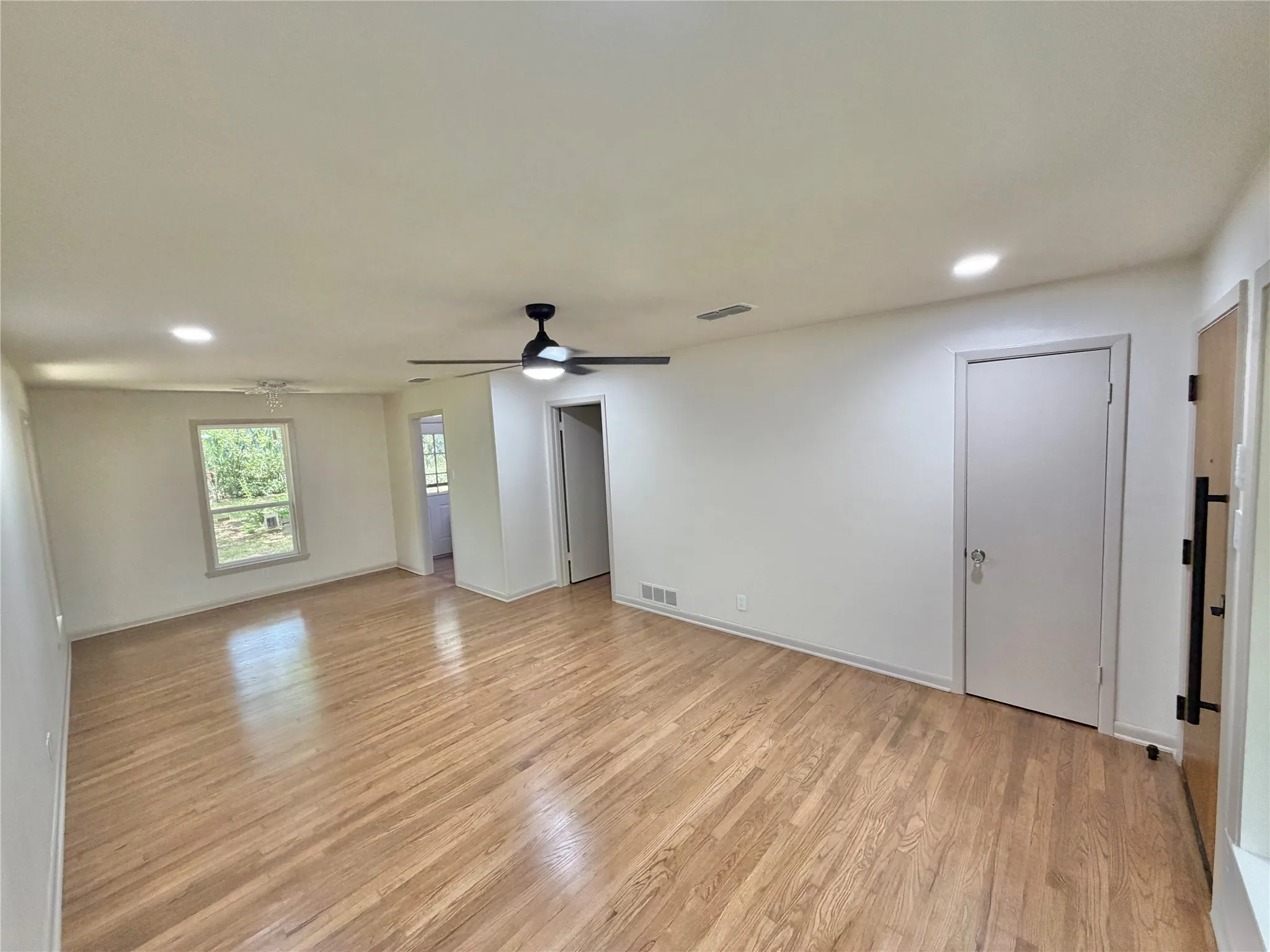 Single Family Residence For Sale in Denton County , 1812 Carlton Street, Denton, Texas 76201, 3 Bedroom, 2 Bathroom, 1 Garage spaces, 1,134 Sqft, built in 1956, mls#21380091, Real Estate Agent in Denton, Homes For Sale in Denton county, Homes For Sale in Denton, Realtor in Denton Texas, Real Estate Brokerage Independent Realty Texas, Luminita Cordes Realtor