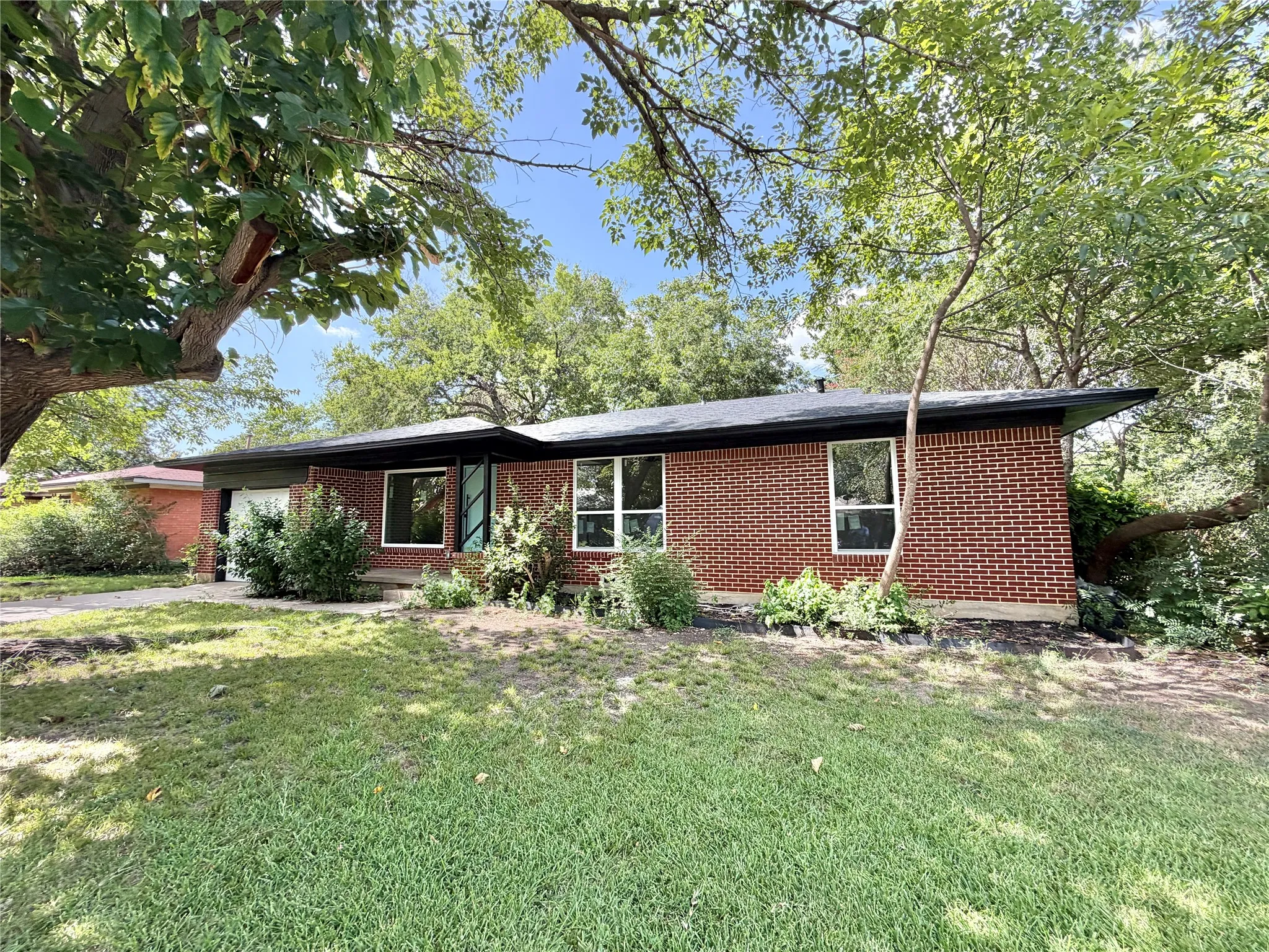 Single Family Residence For Sale in Denton County , 1812 Carlton Street, Denton, Texas 76201, 3 Bedroom, 2 Bathroom, 1 Garage spaces, 1,134 Sqft, built in 1956, mls#21380091, Real Estate Agent in Denton, Homes For Sale in Denton county, Homes For Sale in Denton, Realtor in Denton Texas, Real Estate Brokerage Independent Realty Texas, Luminita Cordes Realtor
