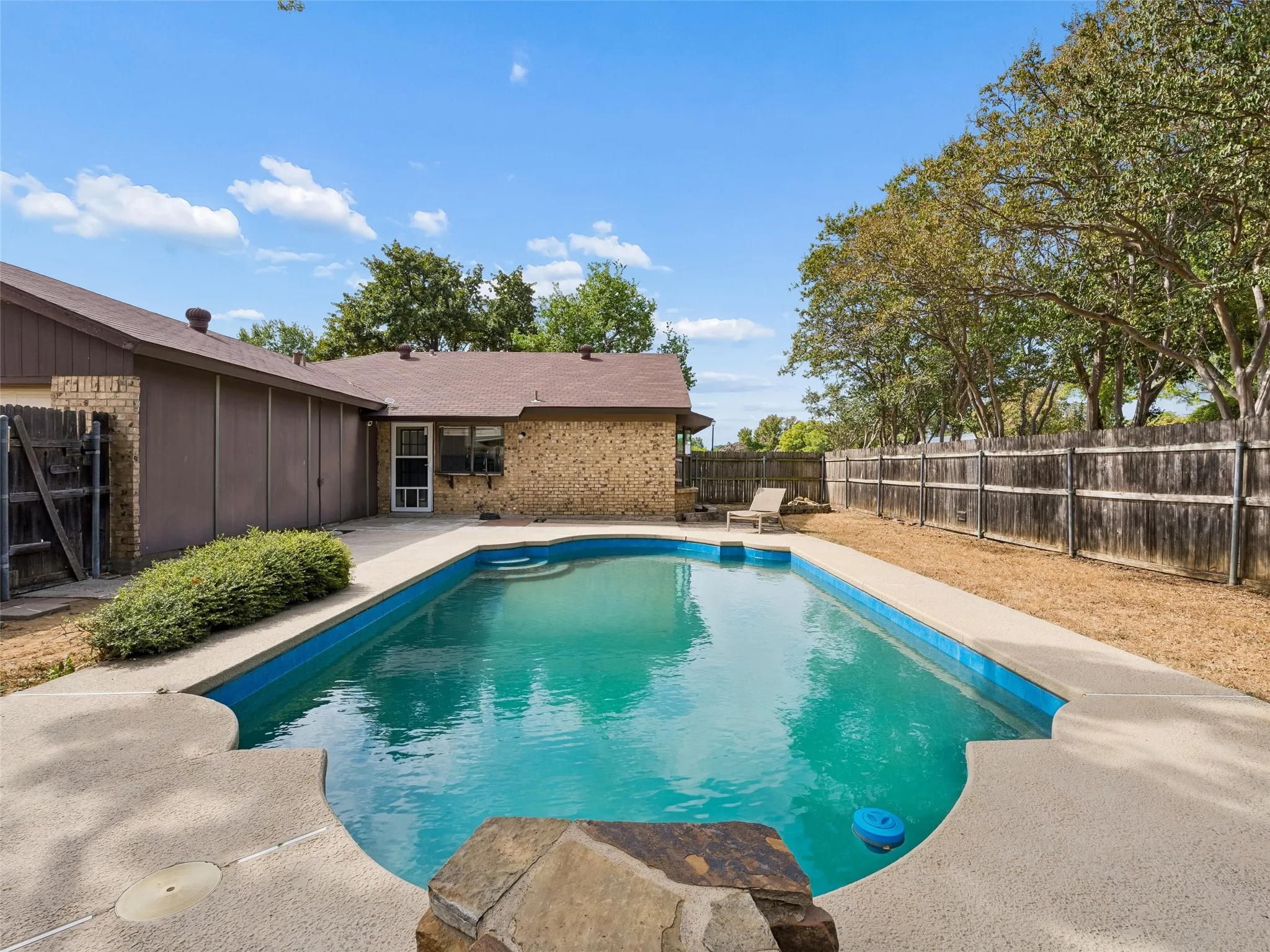 Single Family Residence For Sale in Denton County , 733 Red Wing Drive, Lewisville, Texas 75067, 3 Bedroom, 2 Bathroom, 2 Garage spaces, 1,581 Sqft, built in 1978, mls#21379960, Real Estate Agent in Lewisville, Homes For Sale in Denton county, Homes For Sale in Lewisville, Realtor in Lewisville Texas, Real Estate Brokerage Independent Realty Texas, Luminita Cordes Realtor