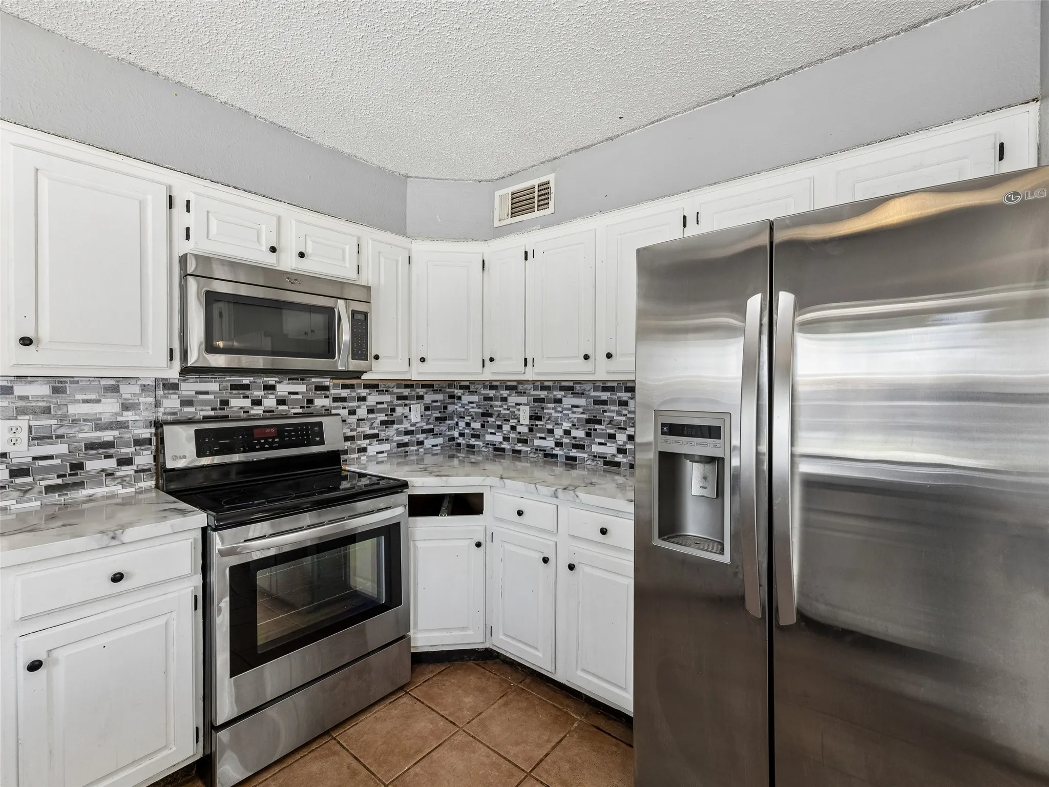 Single Family Residence For Sale in Denton County , 733 Red Wing Drive, Lewisville, Texas 75067, 3 Bedroom, 2 Bathroom, 2 Garage spaces, 1,581 Sqft, built in 1978, mls#21379960, Real Estate Agent in Lewisville, Homes For Sale in Denton county, Homes For Sale in Lewisville, Realtor in Lewisville Texas, Real Estate Brokerage Independent Realty Texas, Luminita Cordes Realtor