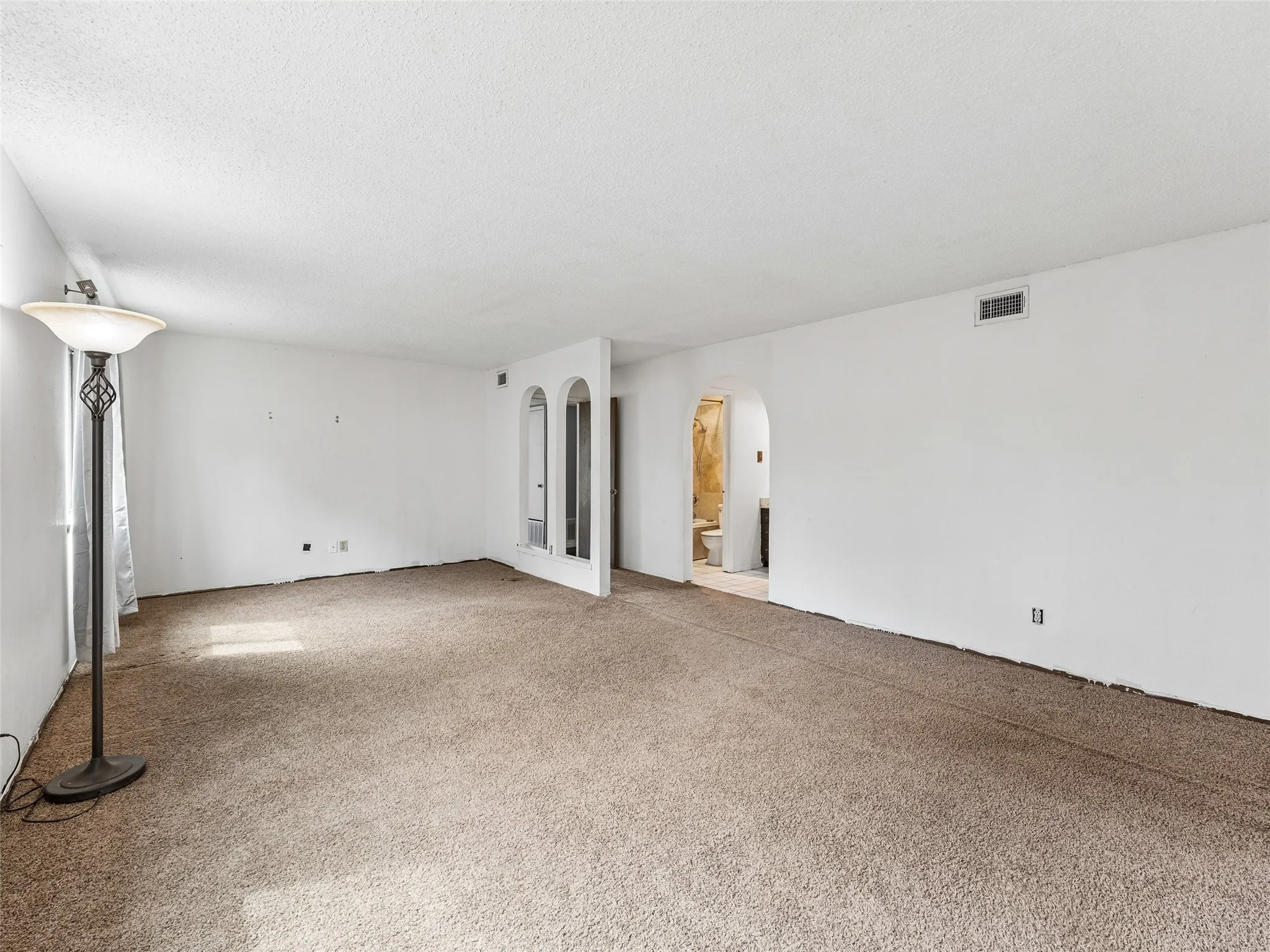 Single Family Residence For Sale in Denton County , 733 Red Wing Drive, Lewisville, Texas 75067, 3 Bedroom, 2 Bathroom, 2 Garage spaces, 1,581 Sqft, built in 1978, mls#21379960, Real Estate Agent in Lewisville, Homes For Sale in Denton county, Homes For Sale in Lewisville, Realtor in Lewisville Texas, Real Estate Brokerage Independent Realty Texas, Luminita Cordes Realtor