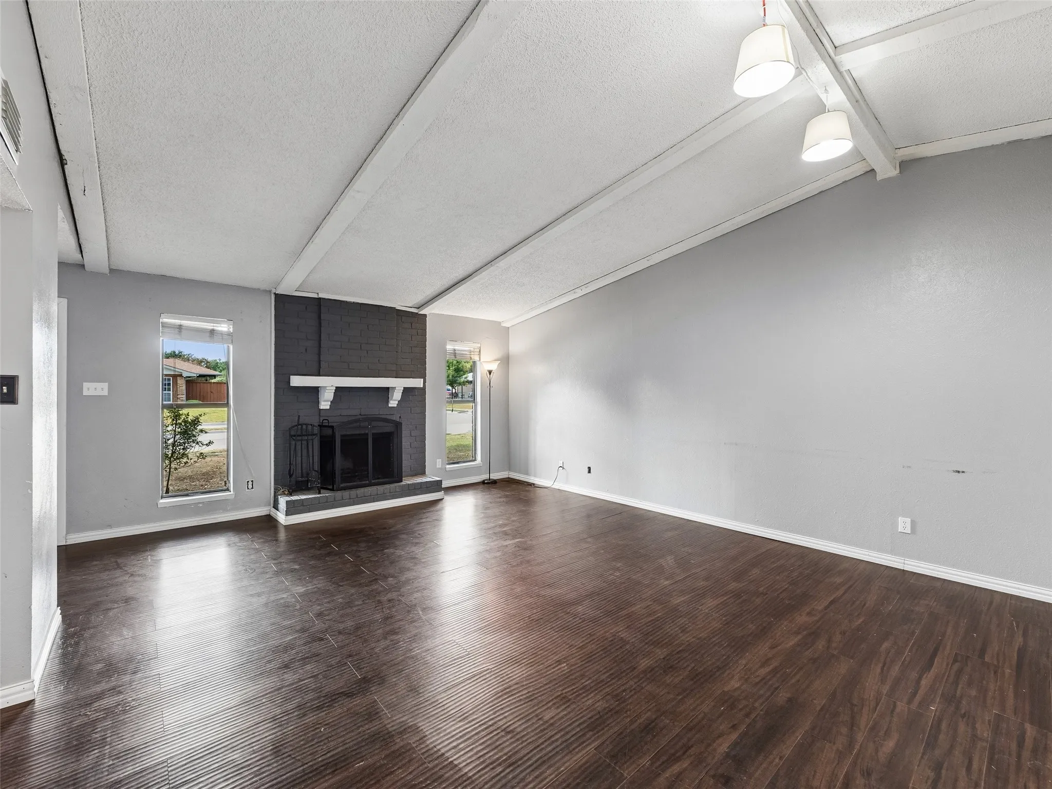 Single Family Residence For Sale in Denton County , 733 Red Wing Drive, Lewisville, Texas 75067, 3 Bedroom, 2 Bathroom, 2 Garage spaces, 1,581 Sqft, built in 1978, mls#21379960, Real Estate Agent in Lewisville, Homes For Sale in Denton county, Homes For Sale in Lewisville, Realtor in Lewisville Texas, Real Estate Brokerage Independent Realty Texas, Luminita Cordes Realtor